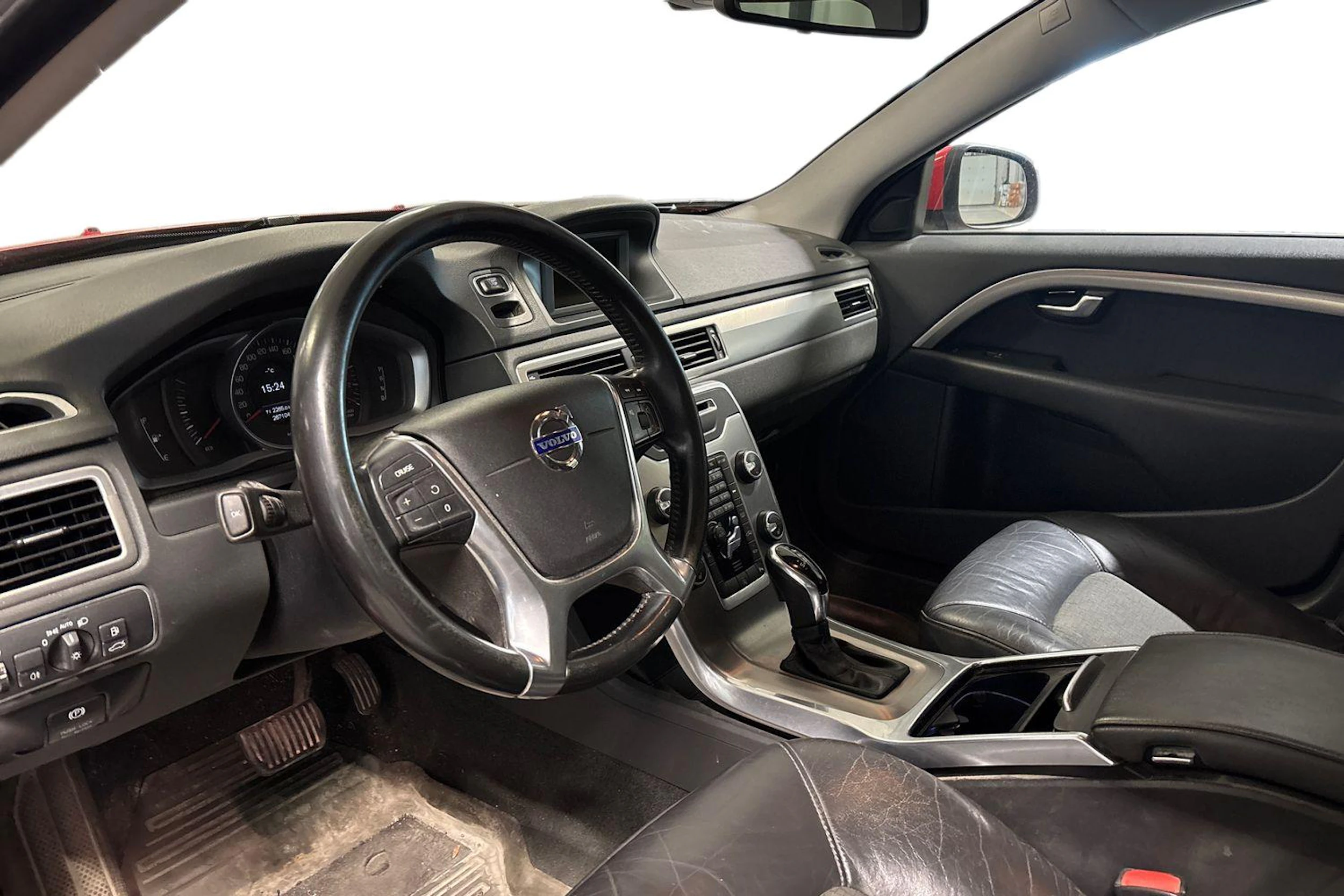 punainen Volvo V70 2014 kuva 3.