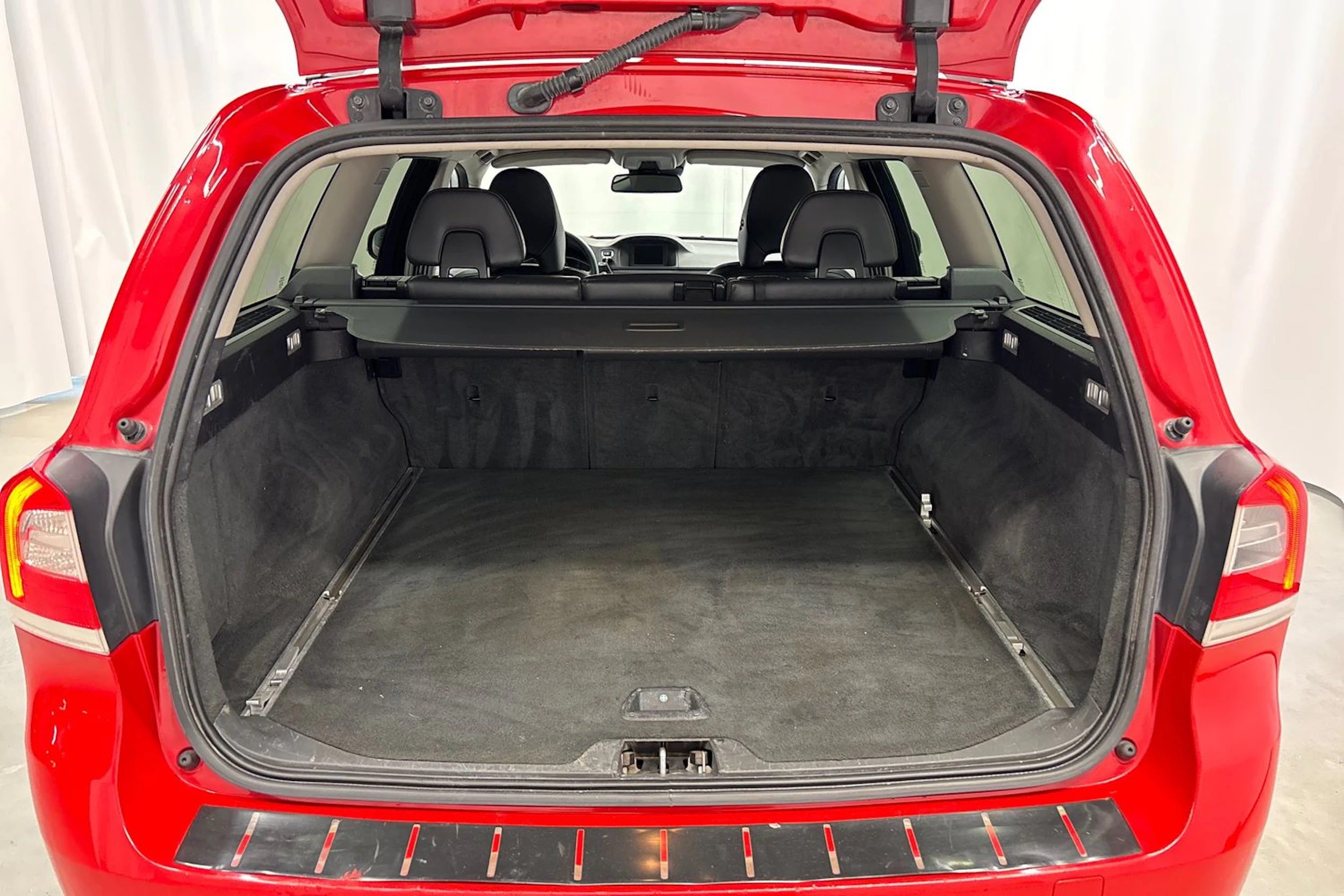 punainen Volvo V70 2014 kuva 11.