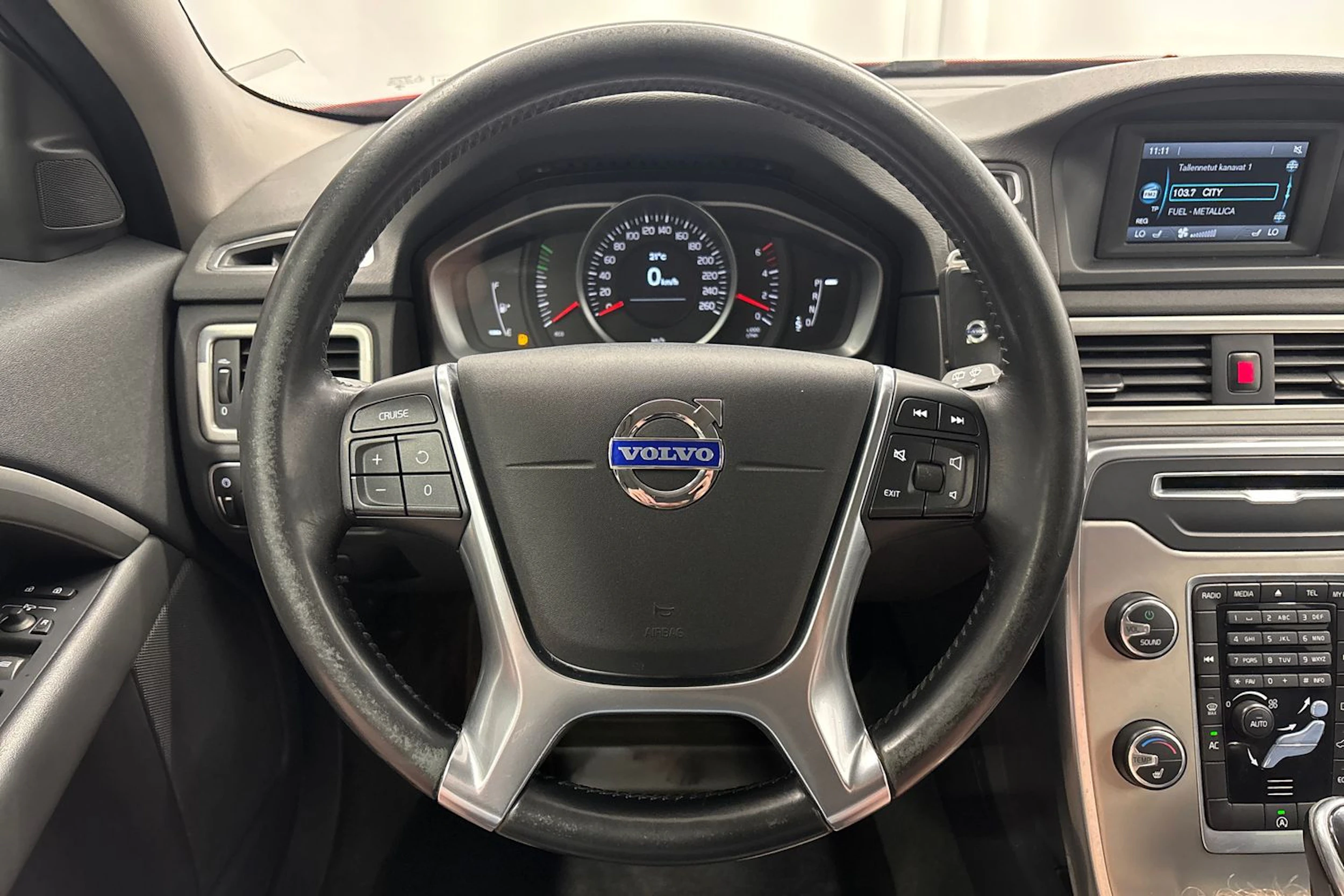 punainen Volvo V70 2014 kuva 12.