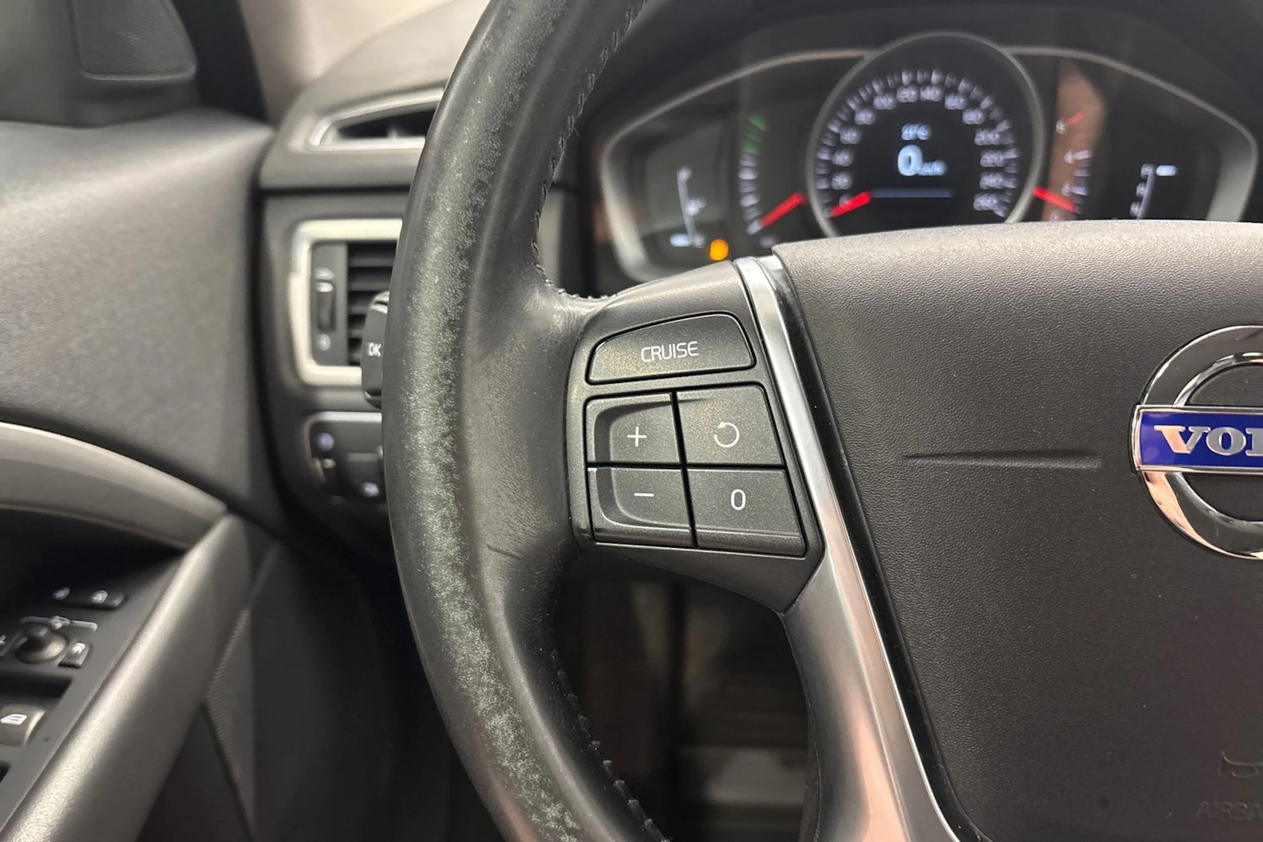 punainen Volvo V70 2014 kuva 13.