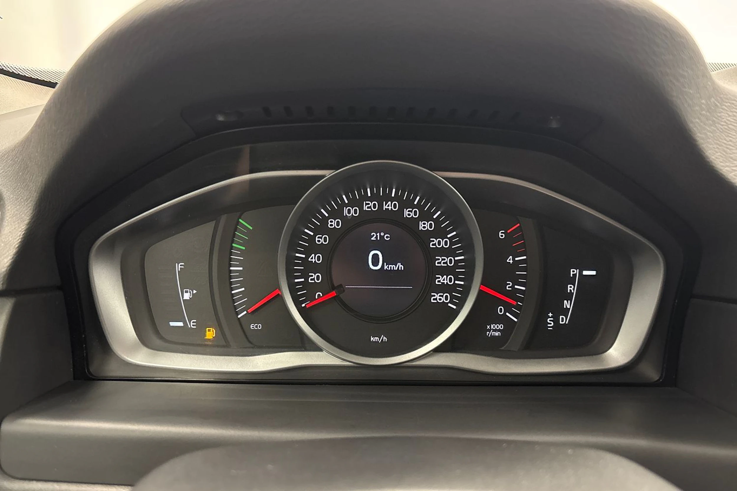 punainen Volvo V70 2014 kuva 15.