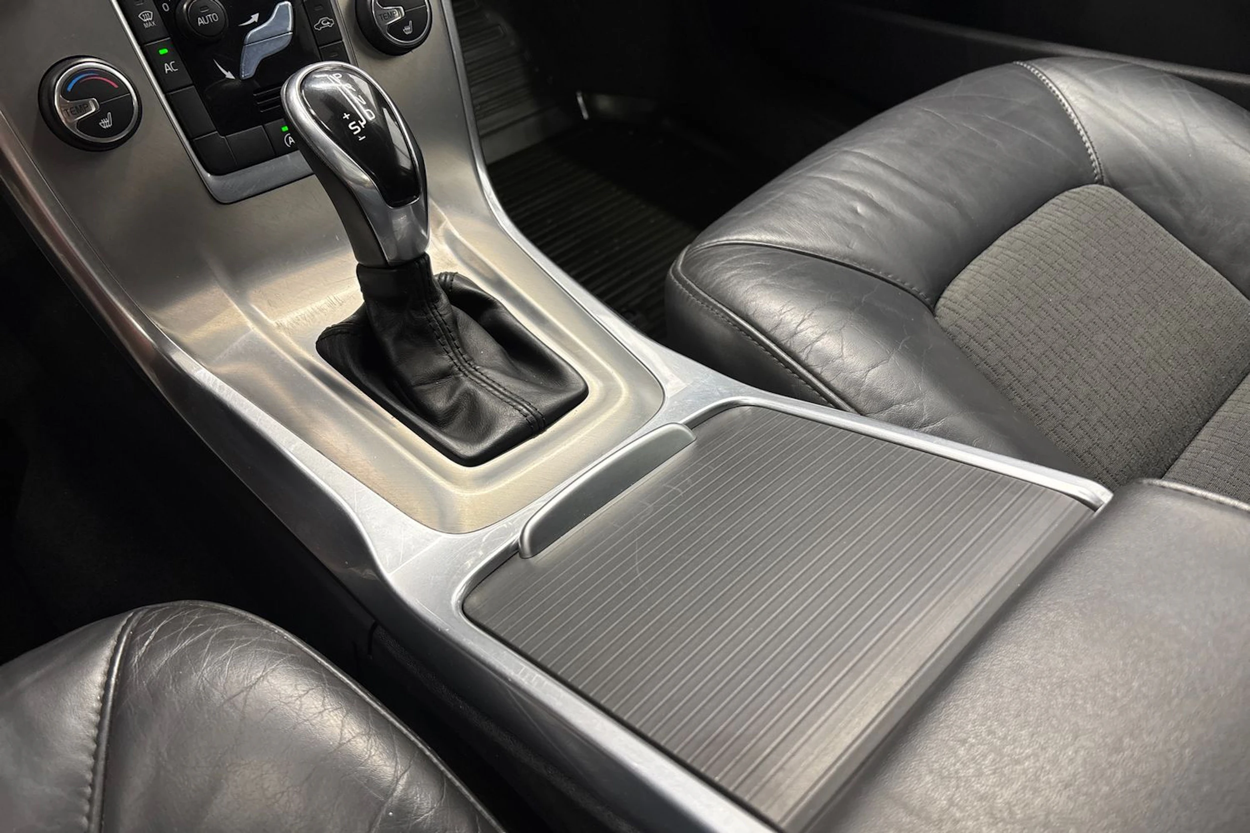 punainen Volvo V70 2014 kuva 16.