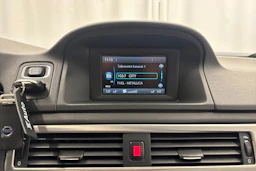 punainen Volvo V70 2014 kuva 18.