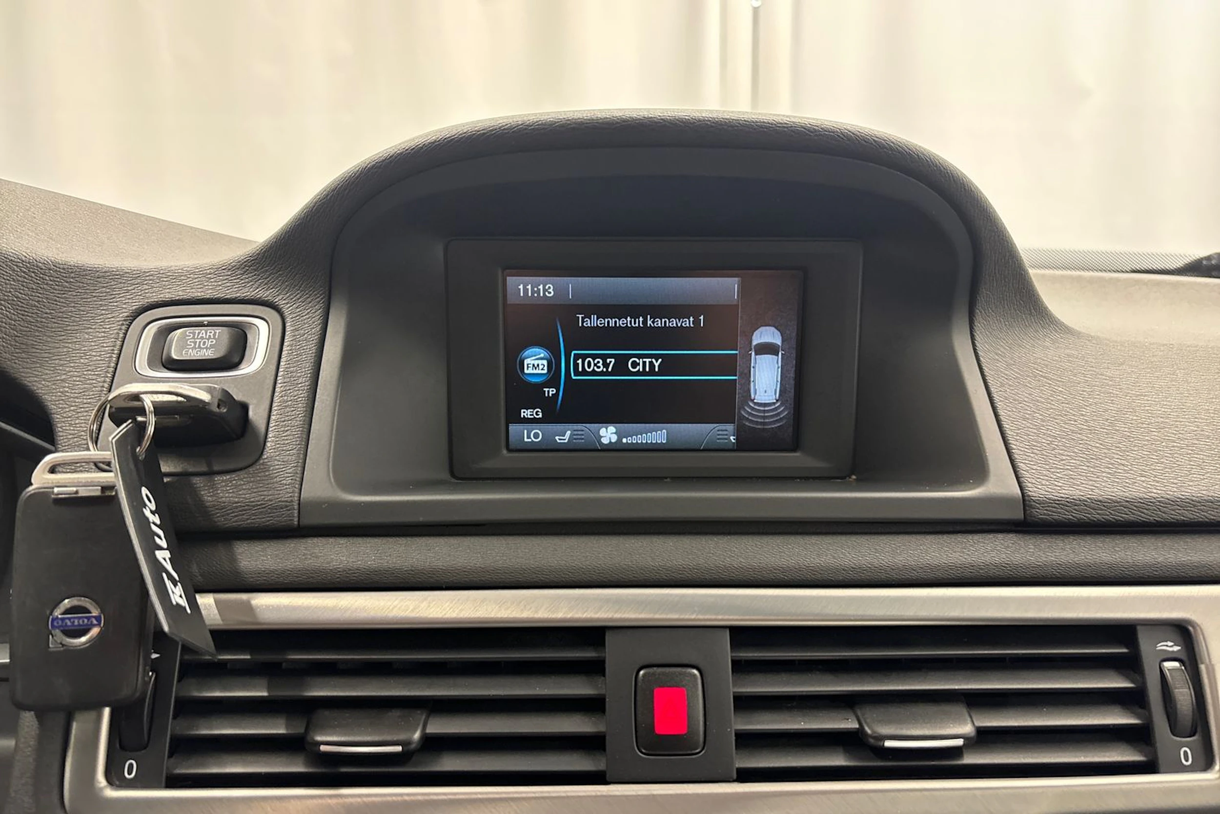 punainen Volvo V70 2014 kuva 21.