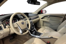 punainen Volvo V70 2014 kuva 7.