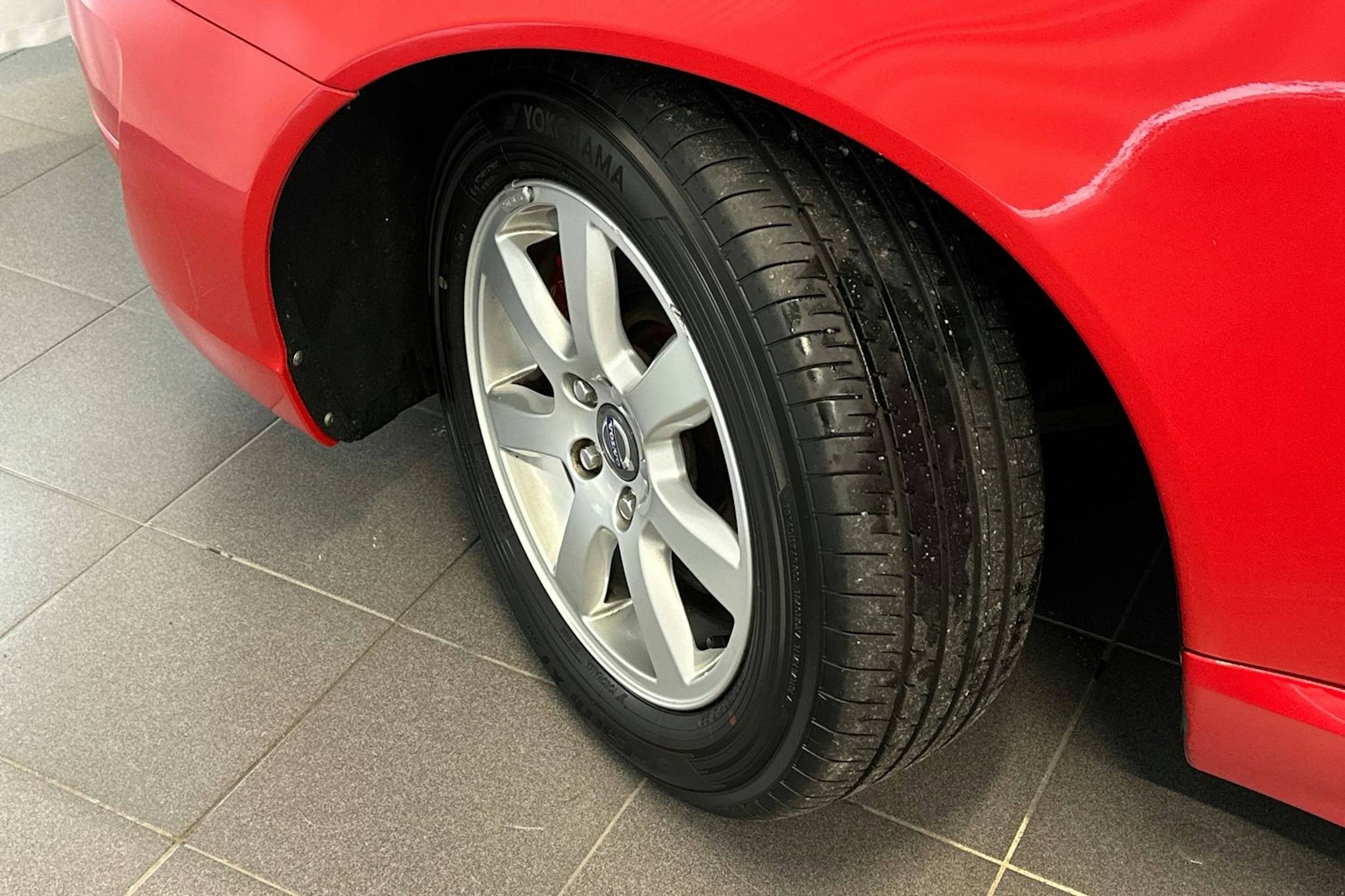 punainen Volvo V70 2014 kuva 13.