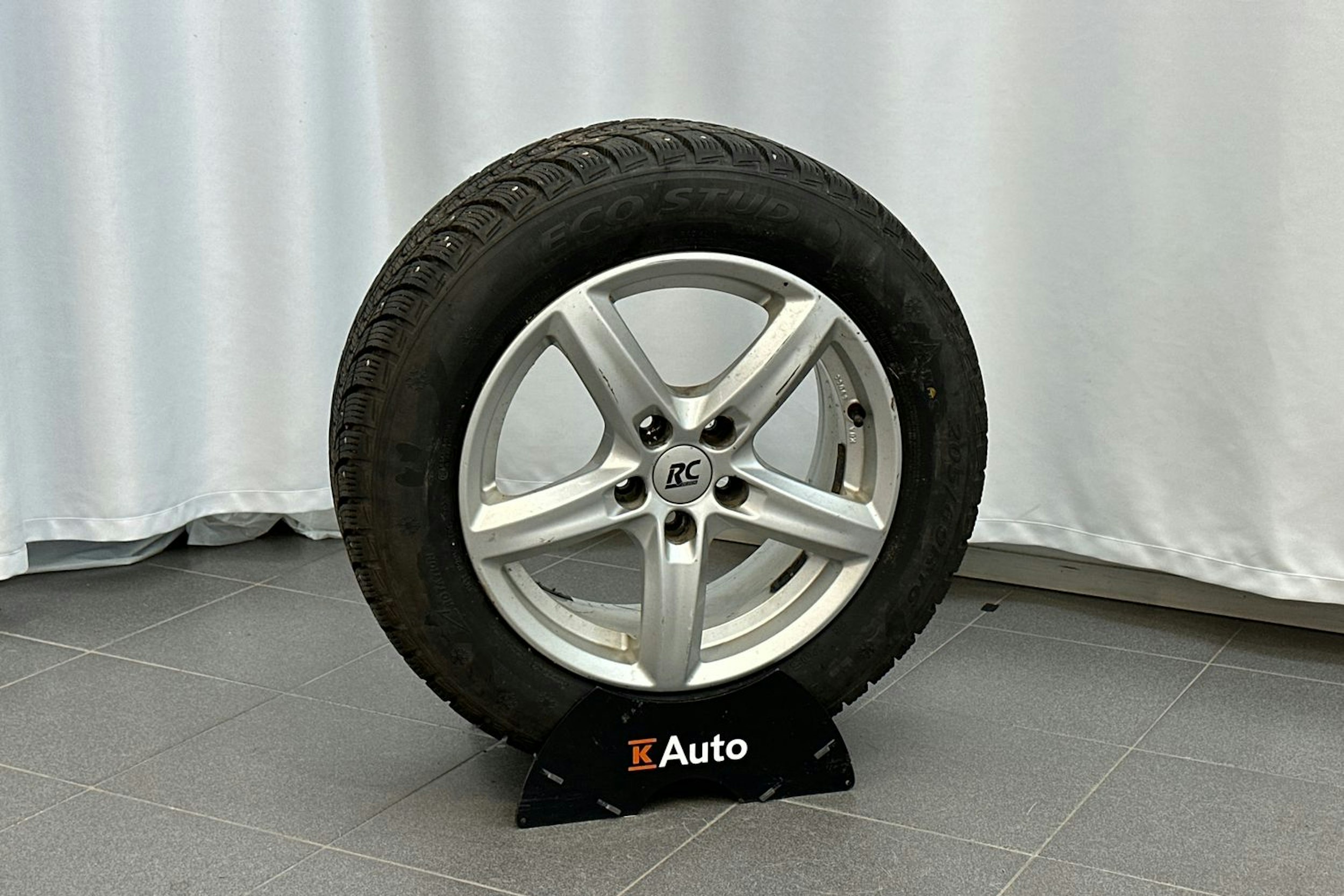 punainen Volvo V70 2014 kuva 14.
