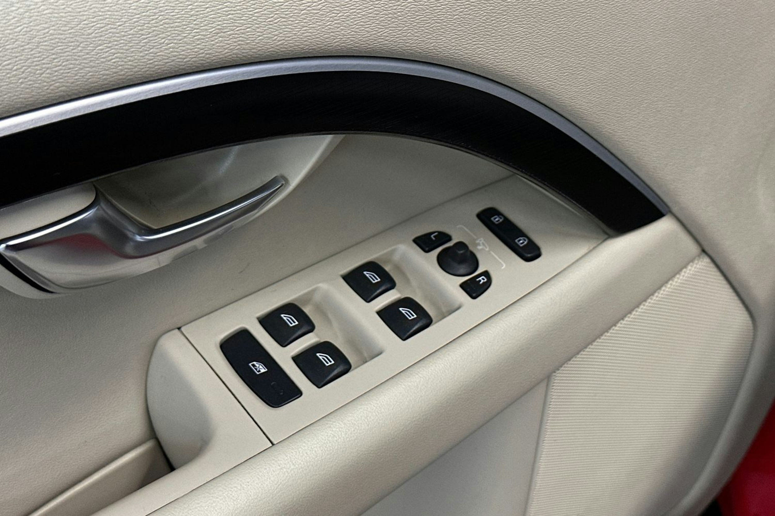 punainen Volvo V70 2014 kuva 17.