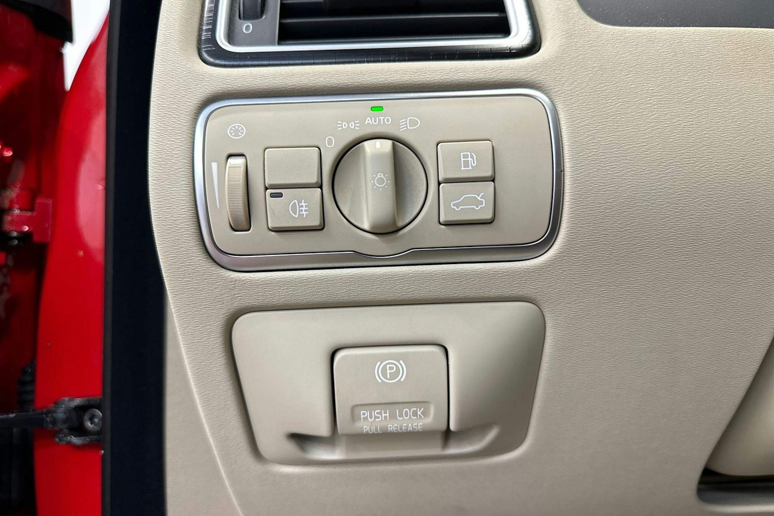 punainen Volvo V70 2014 kuva 18.