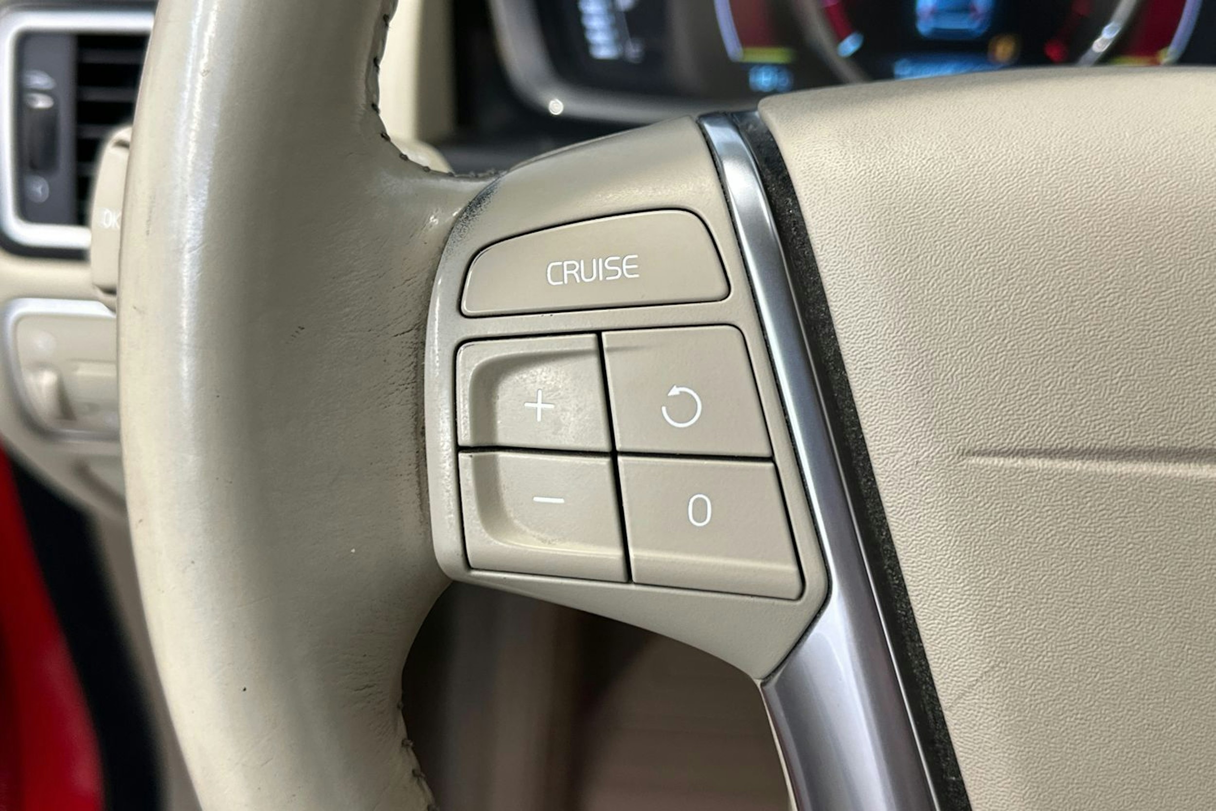 punainen Volvo V70 2014 kuva 19.