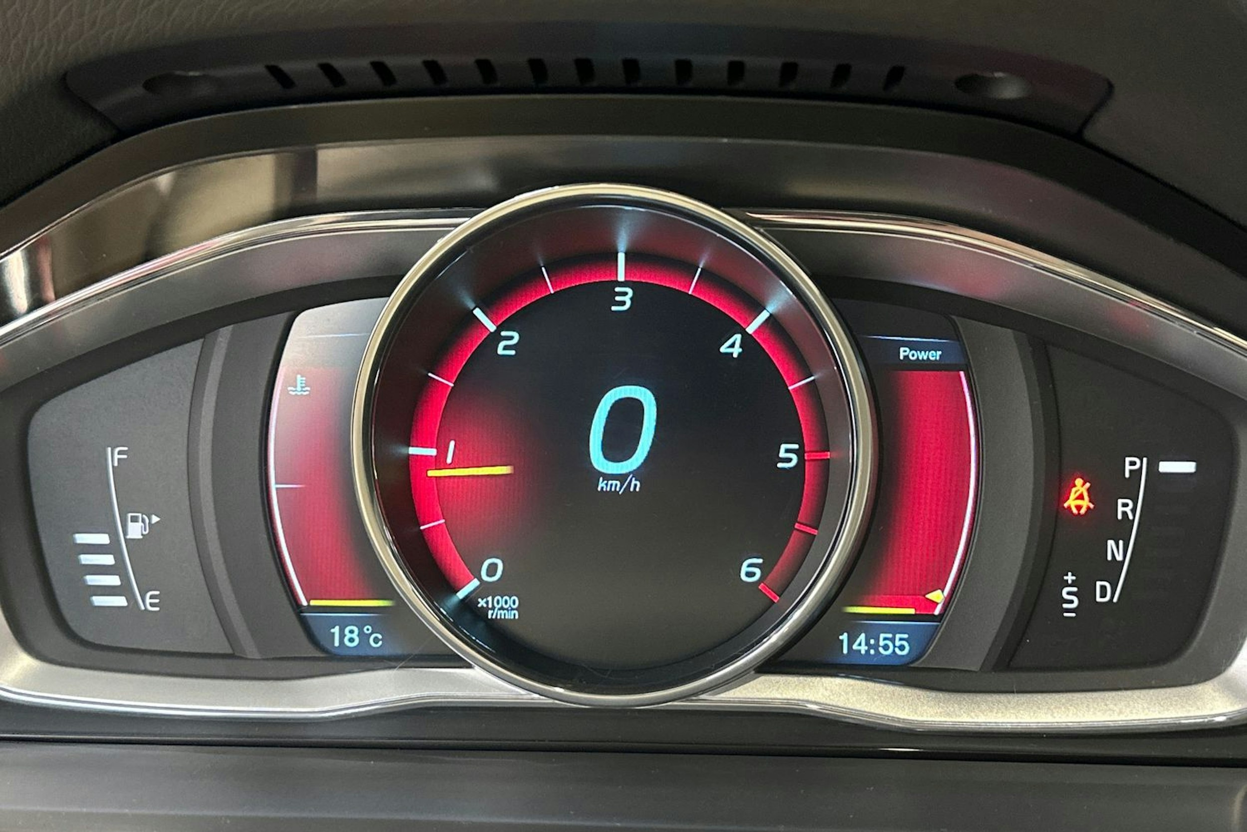 punainen Volvo V70 2014 kuva 21.