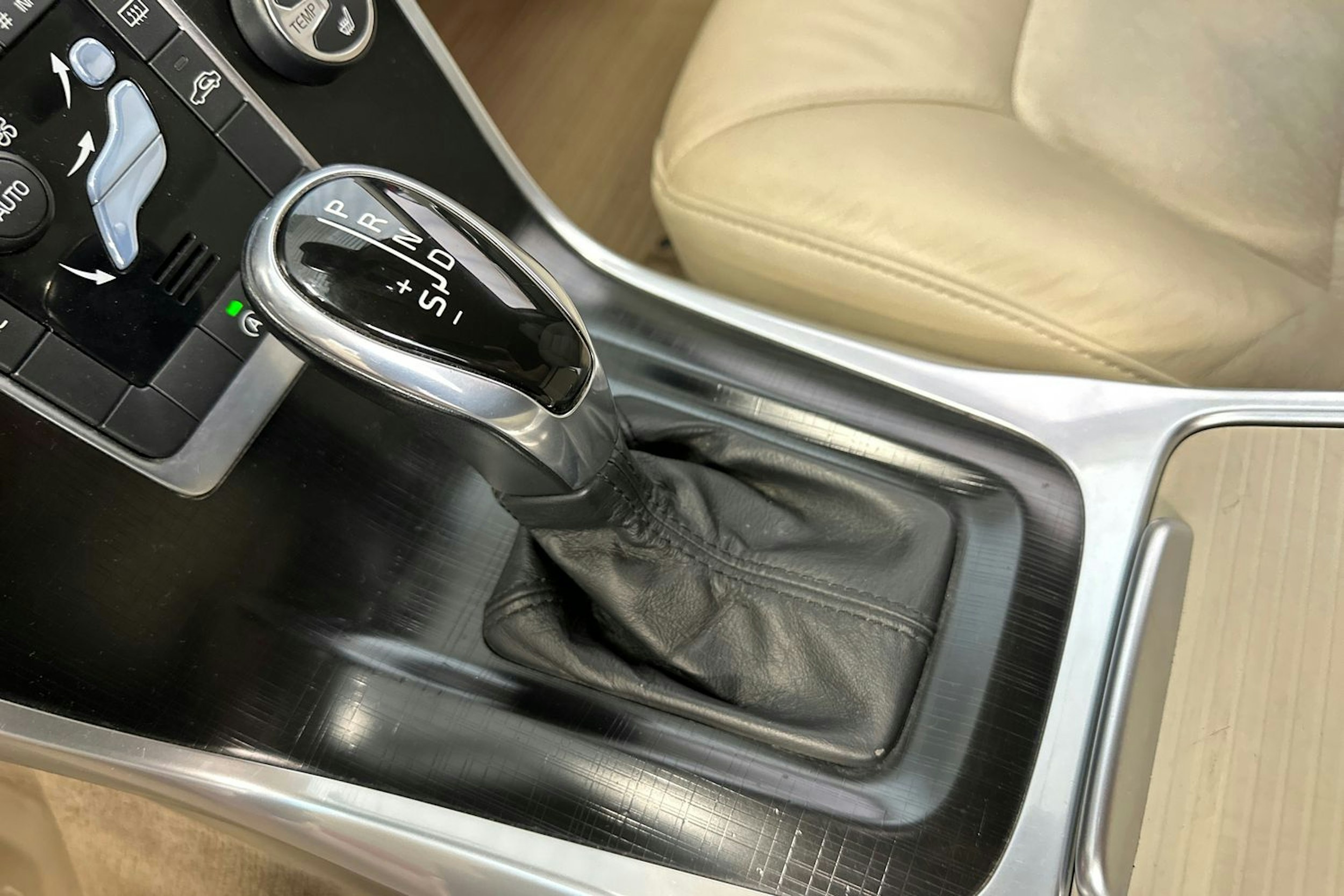 punainen Volvo V70 2014 kuva 22.