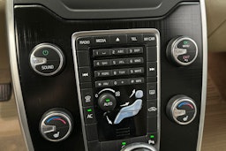 punainen Volvo V70 2014 kuva 23.