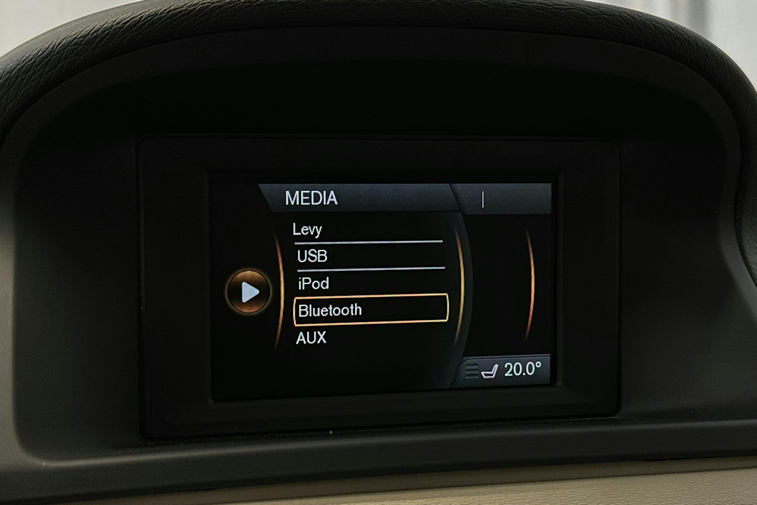 punainen Volvo V70 2014 kuva 24.
