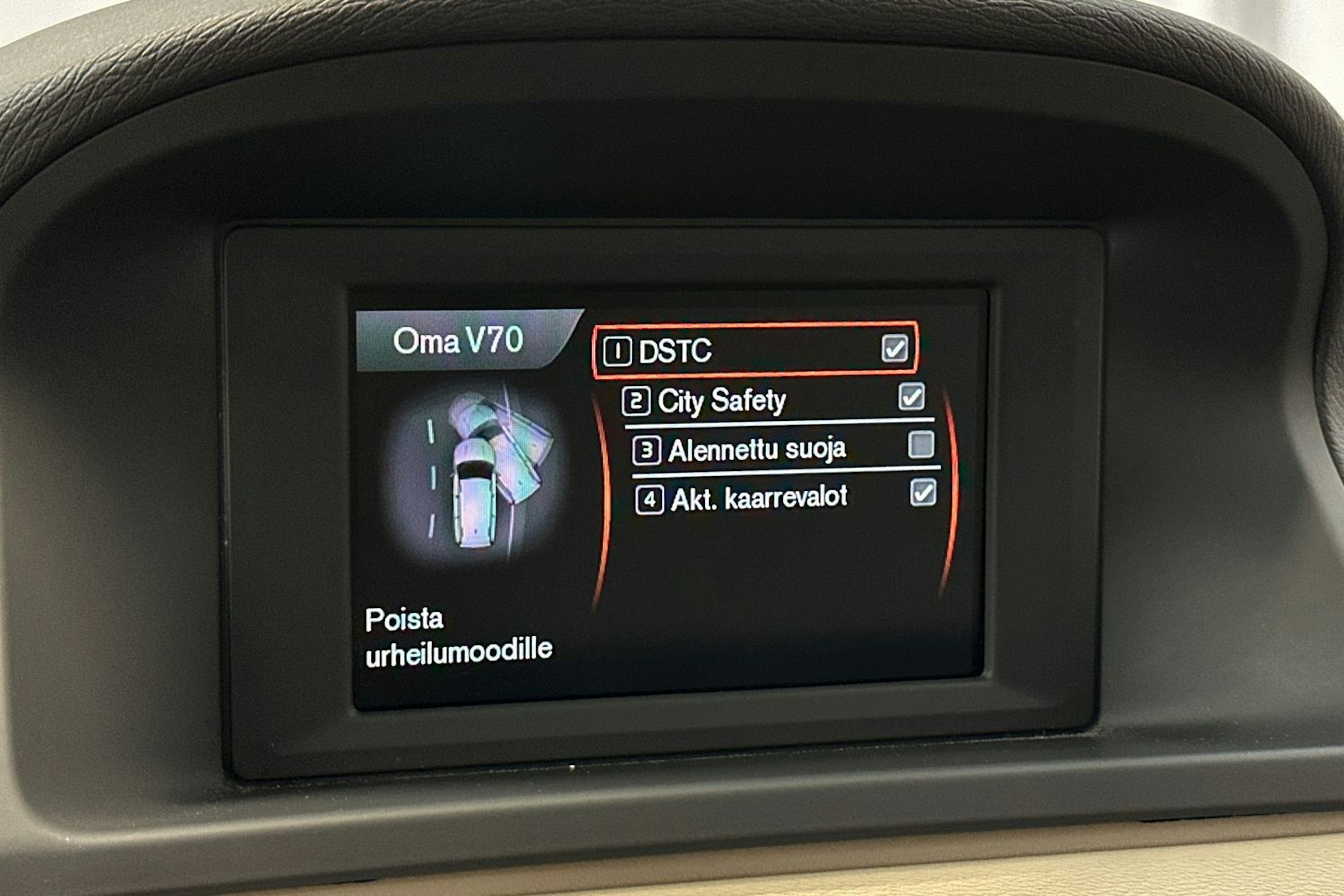 punainen Volvo V70 2014 kuva 26.