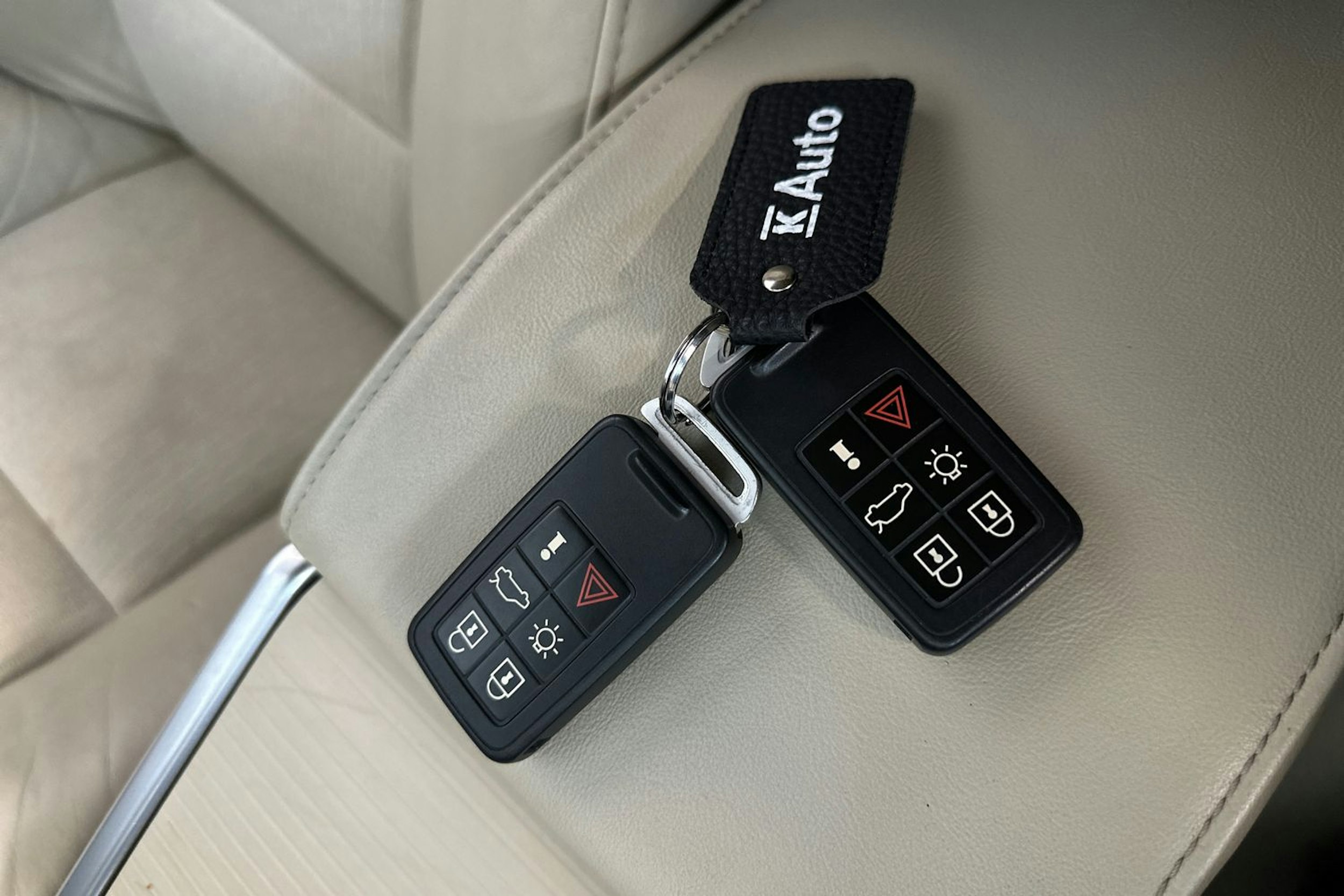 punainen Volvo V70 2014 kuva 28.