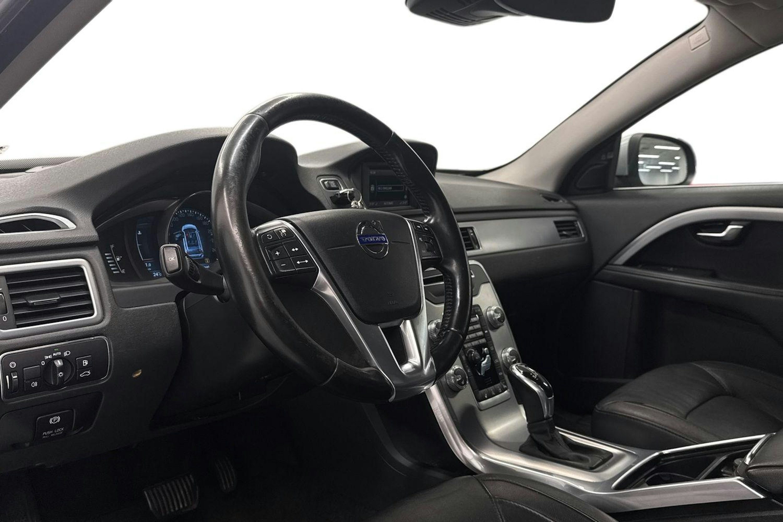 Harmaa Volvo V70 2015 kuva 7.