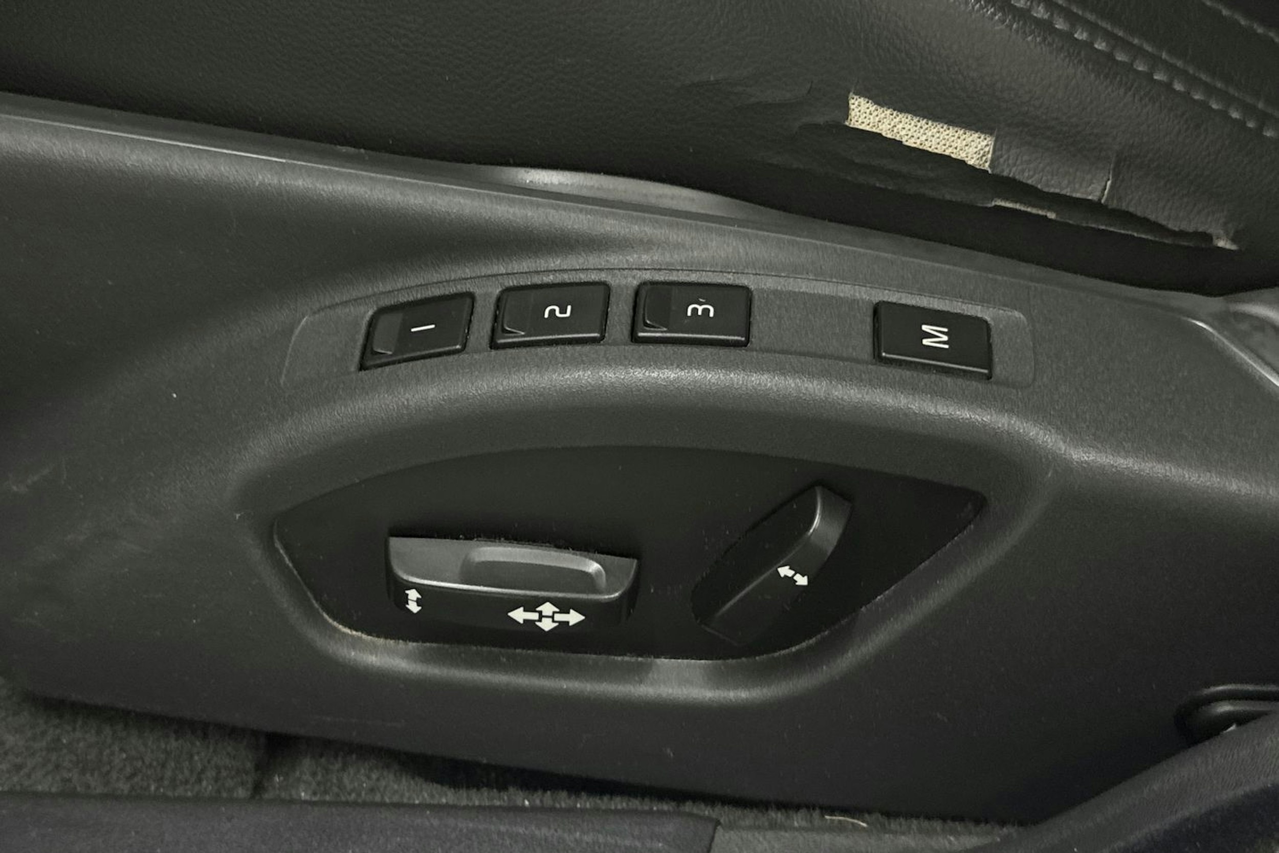 Harmaa Volvo V70 2015 kuva 13.