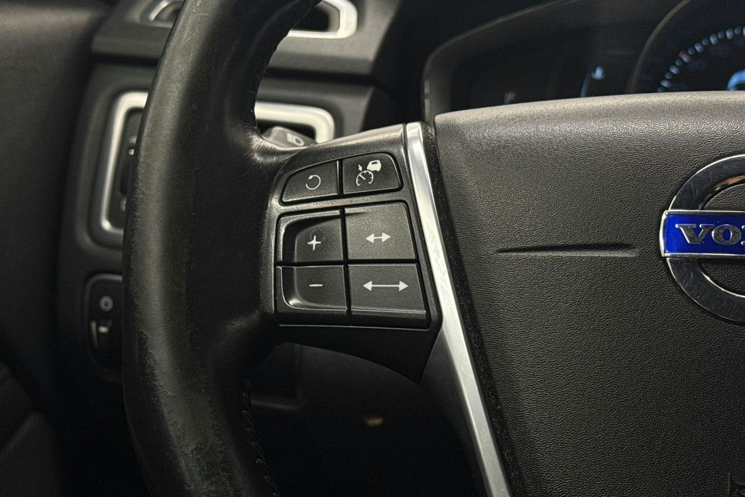 Harmaa Volvo V70 2015 kuva 15.