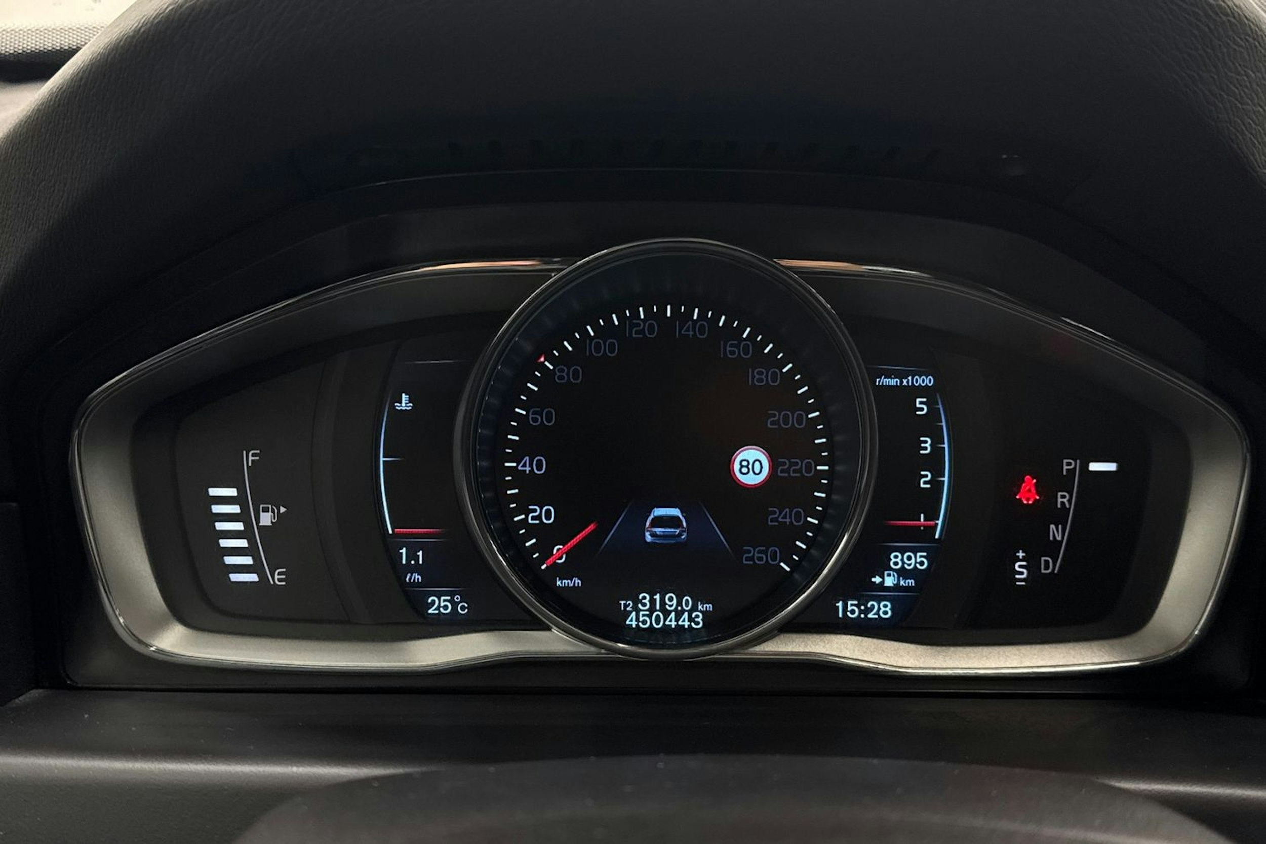 Harmaa Volvo V70 2015 kuva 17.
