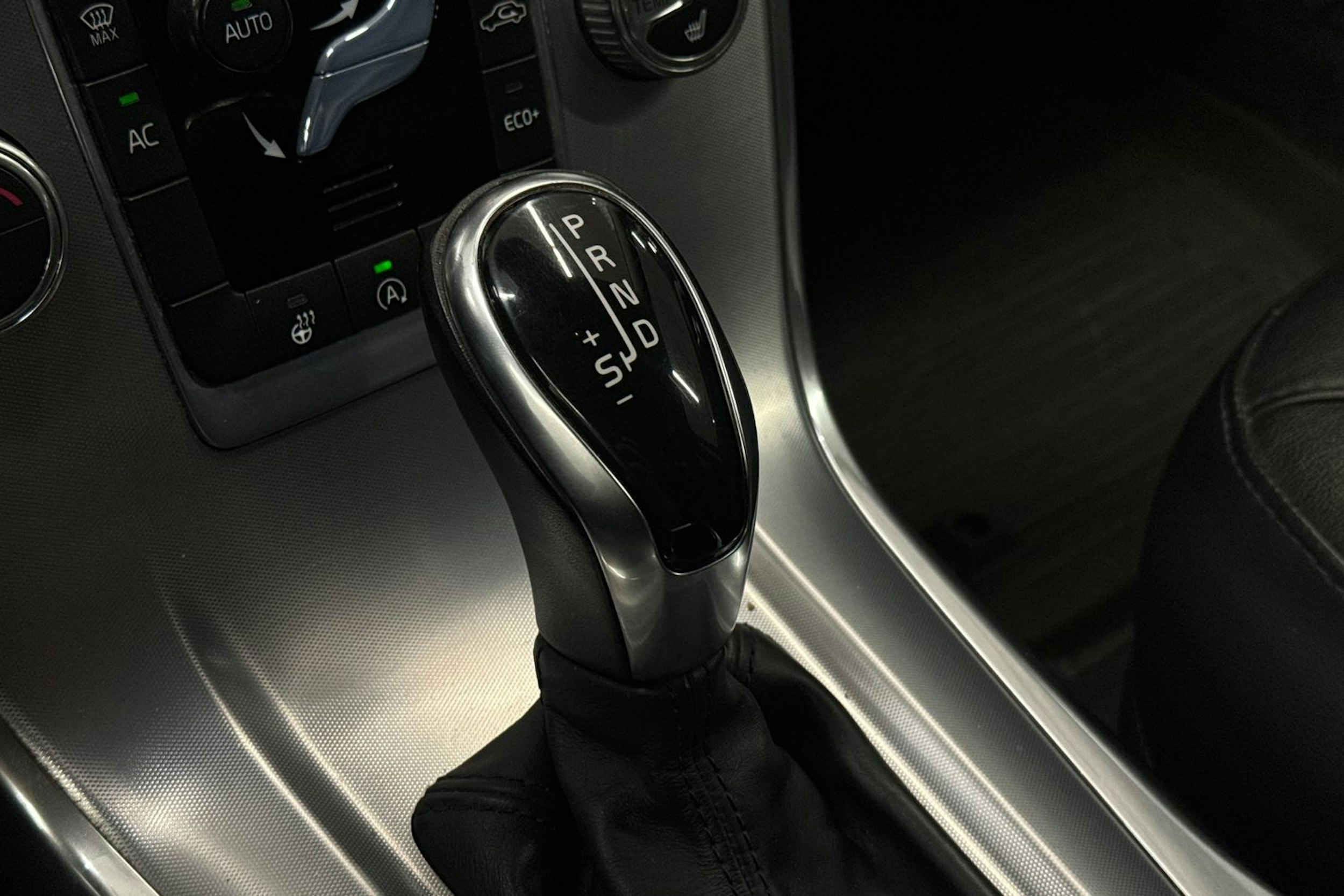 Harmaa Volvo V70 2015 kuva 23.