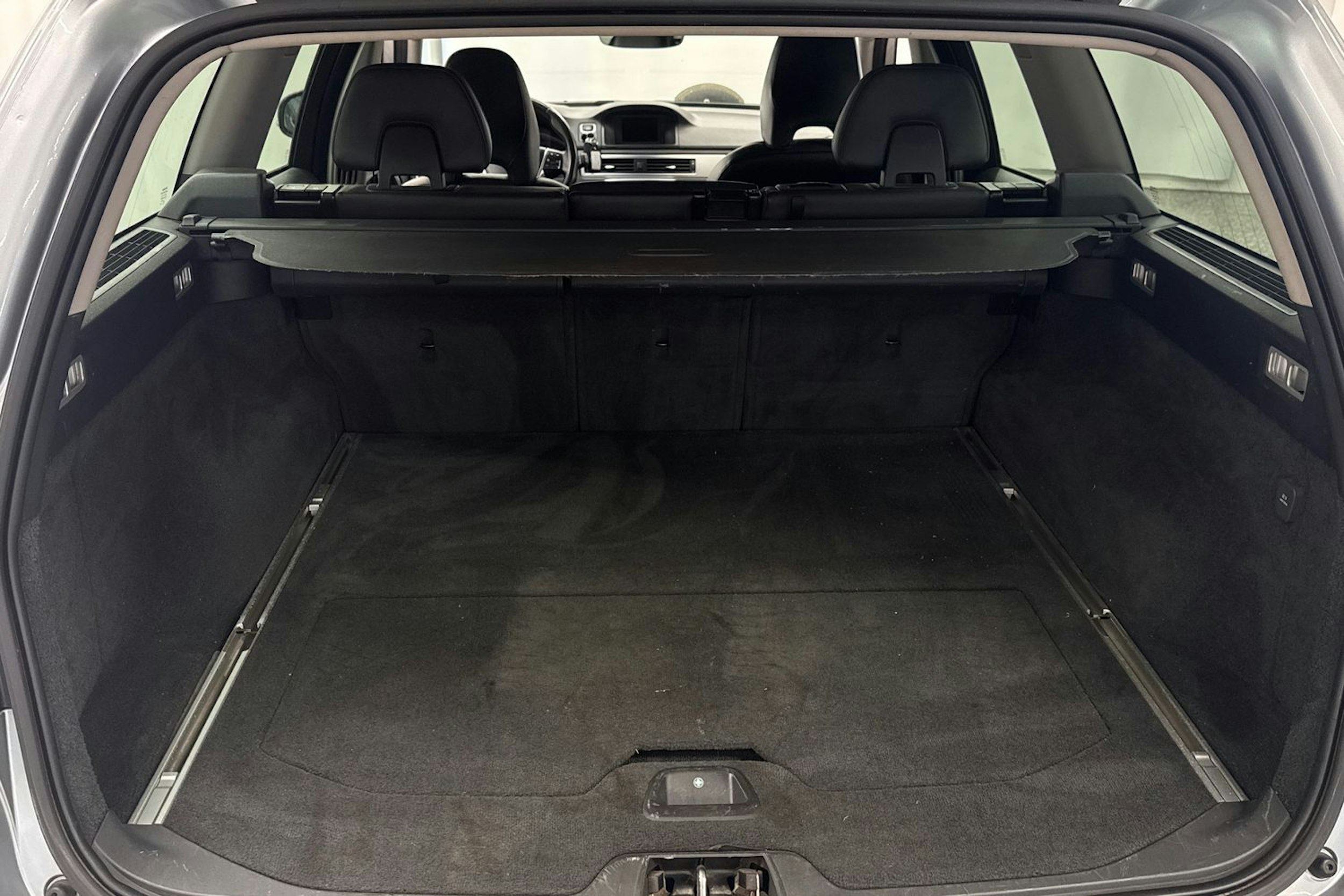 Harmaa Volvo V70 2015 kuva 35.