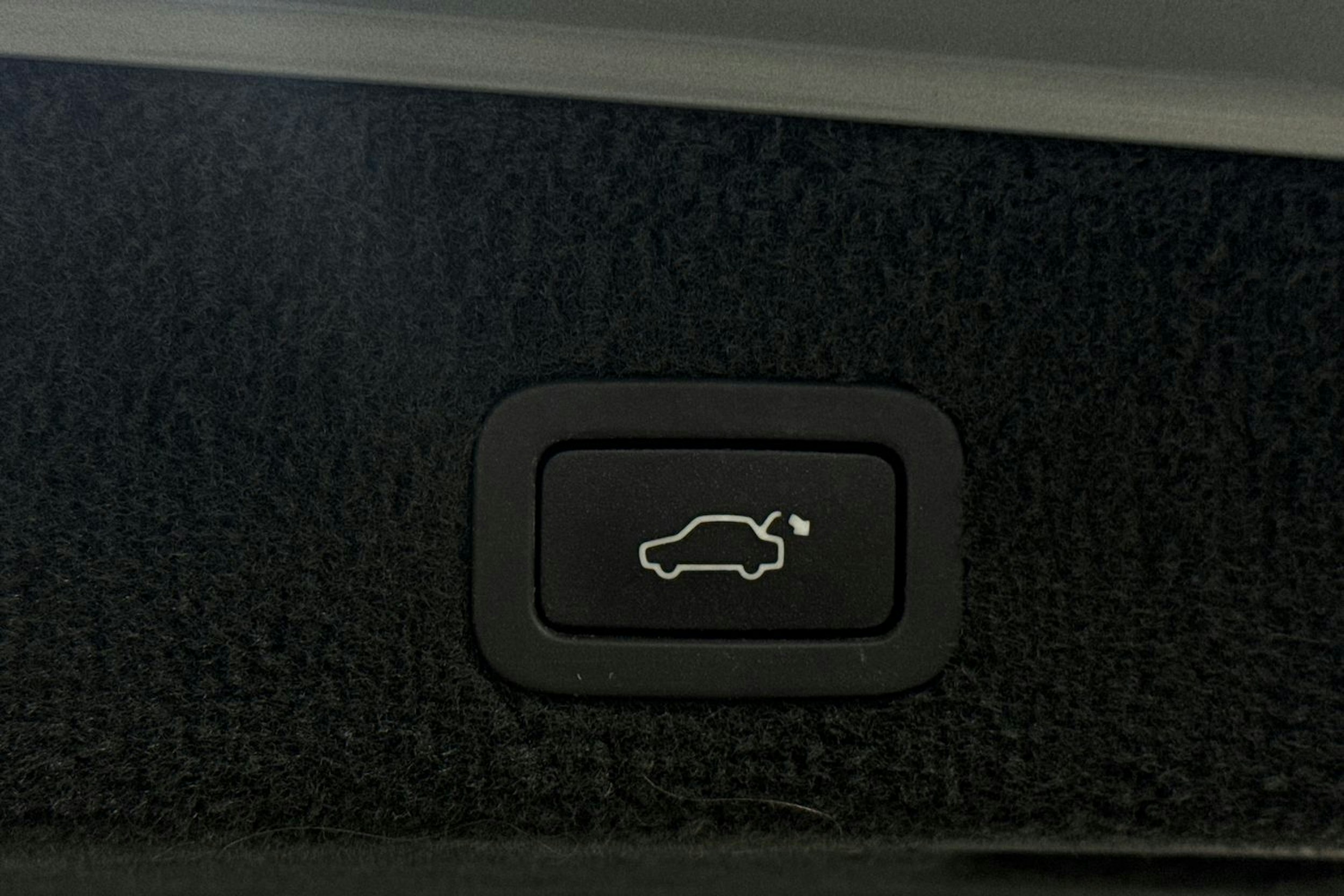 Harmaa Volvo V70 2015 kuva 36.