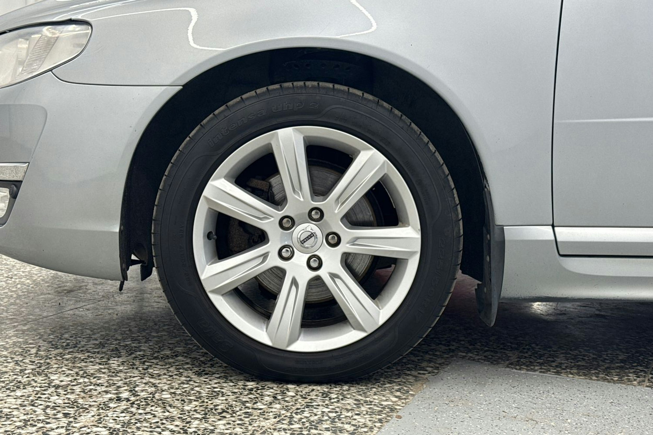 Harmaa Volvo V70 2015 kuva 38.