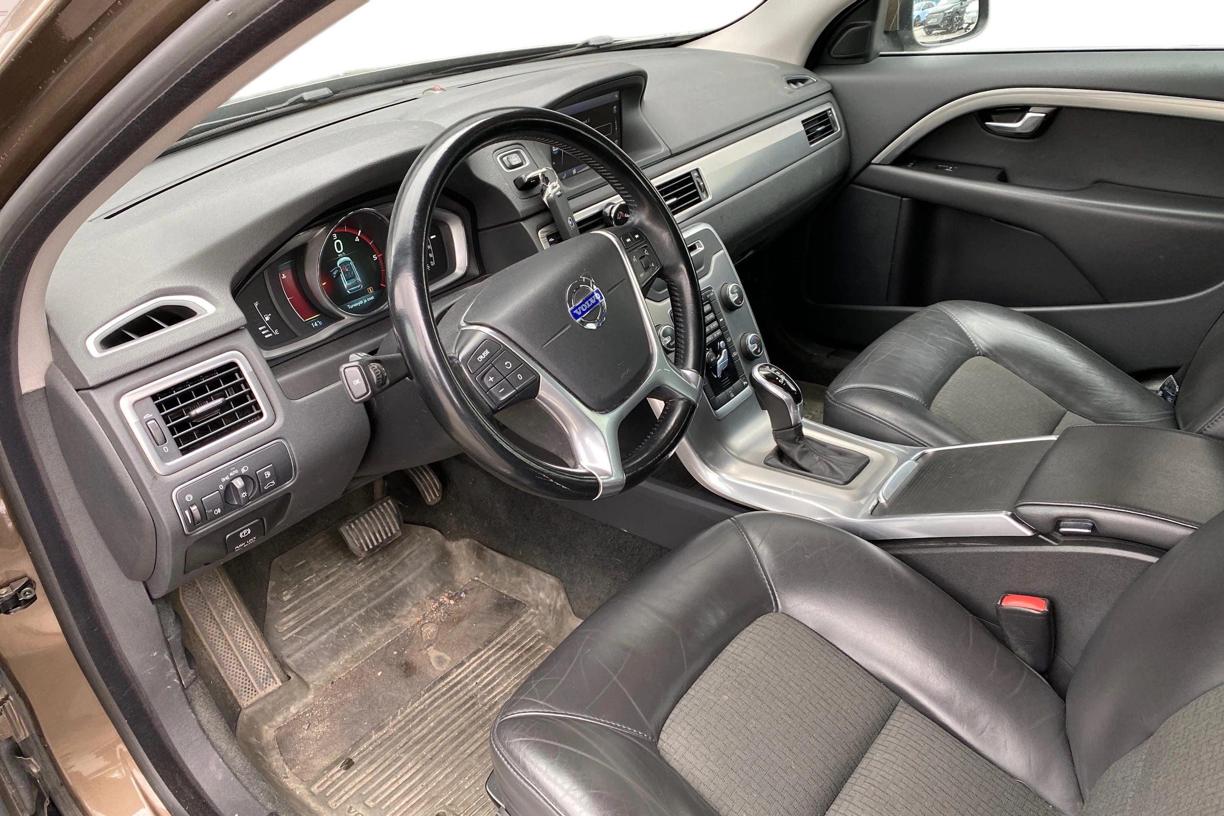 ruskea (beige) Volvo V70 2014 kuva 3.