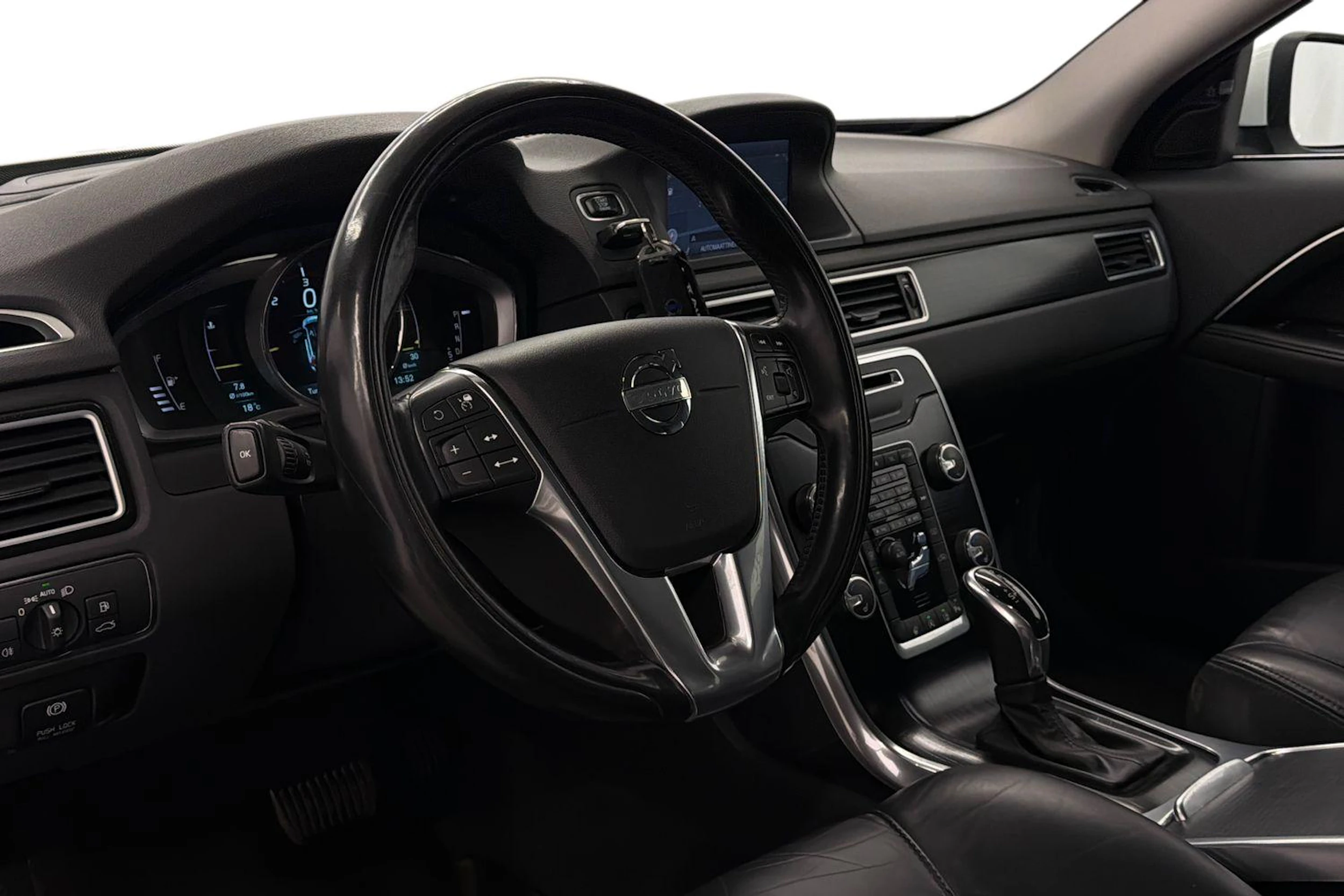 valkoinen Volvo V70 2014 kuva 9.