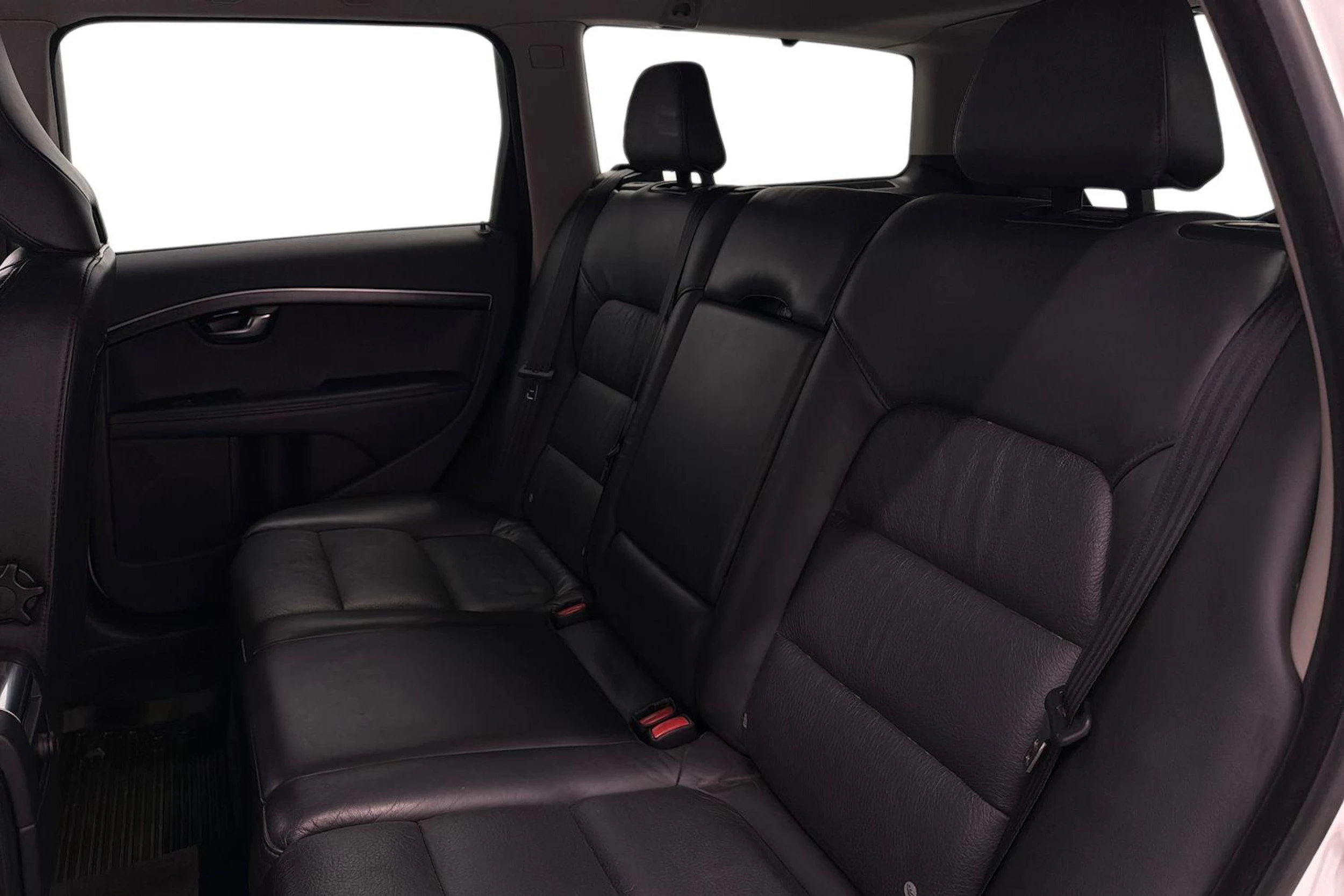 valkoinen Volvo V70 2014 kuva 11.