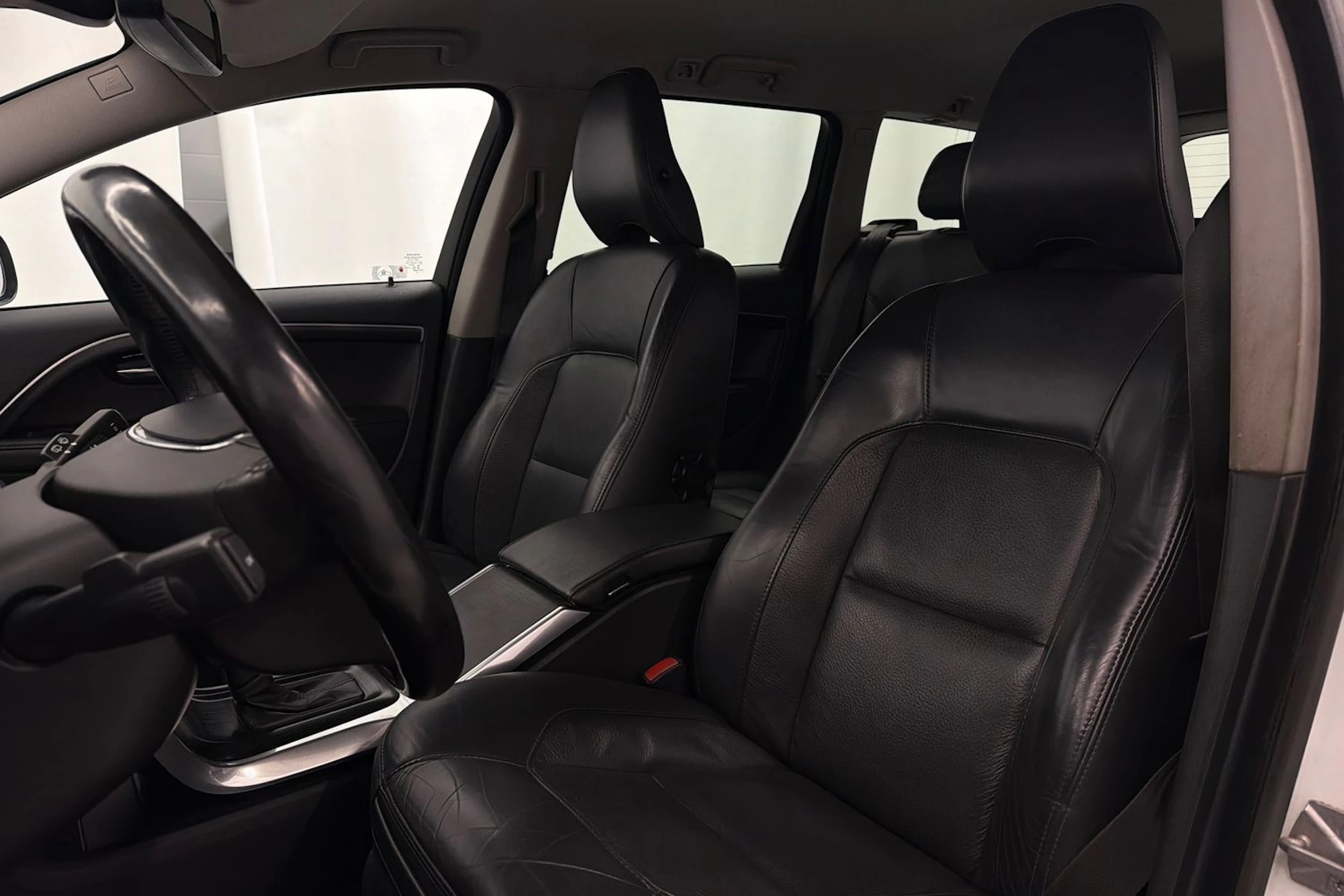 valkoinen Volvo V70 2014 kuva 14.