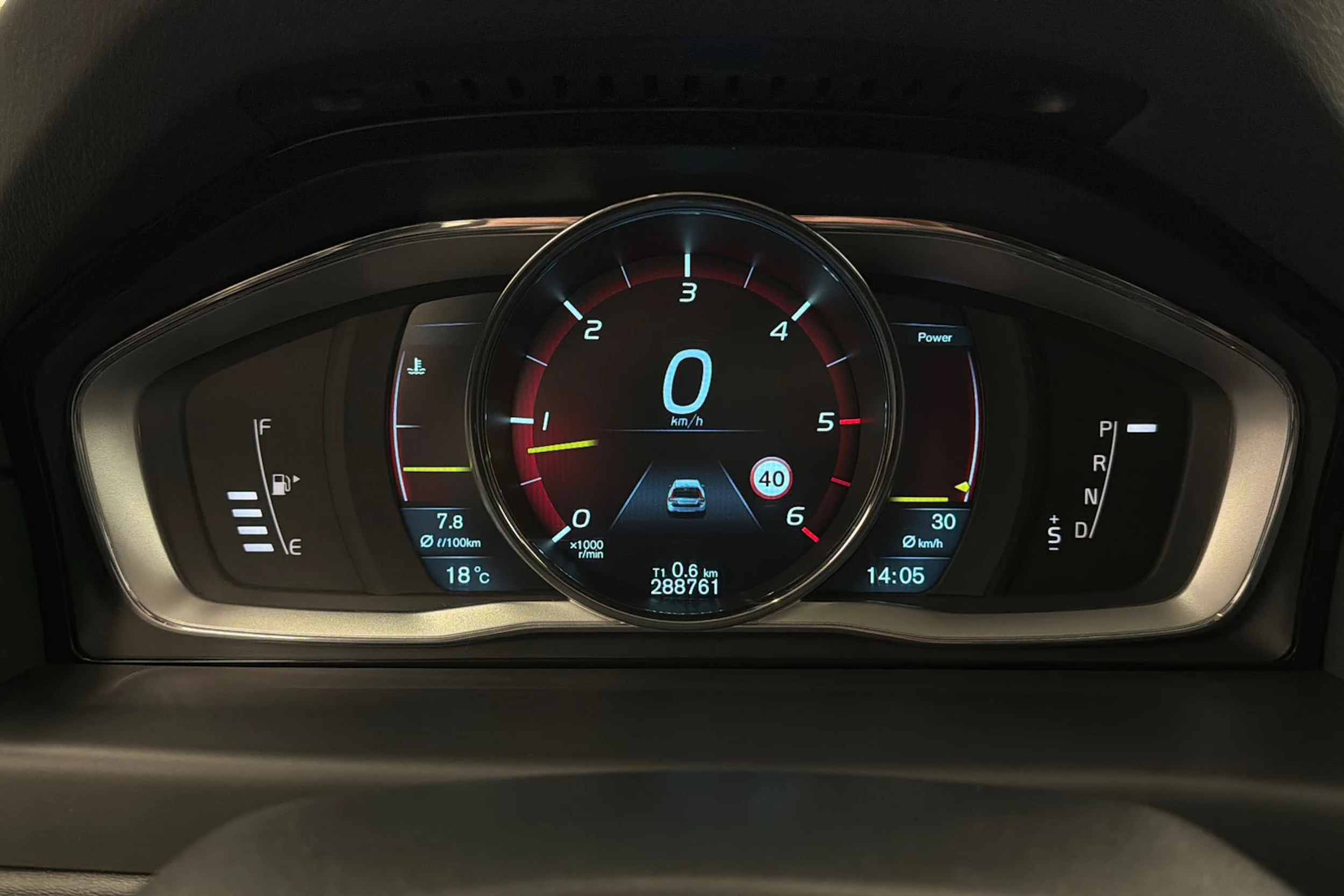 valkoinen Volvo V70 2014 kuva 15.