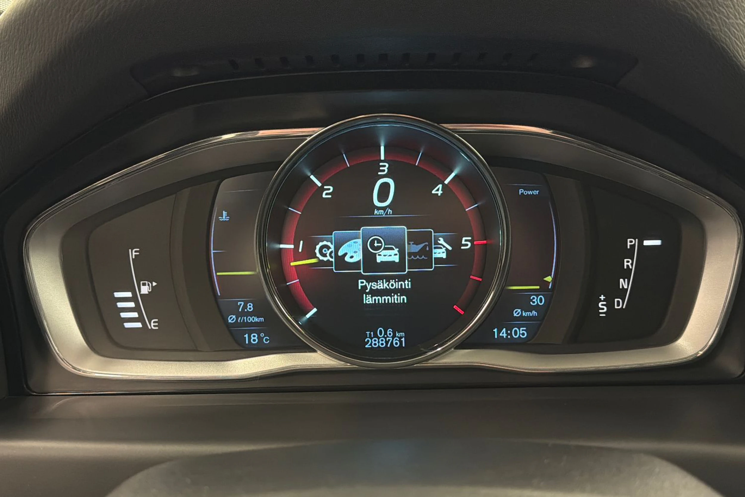 valkoinen Volvo V70 2014 kuva 16.