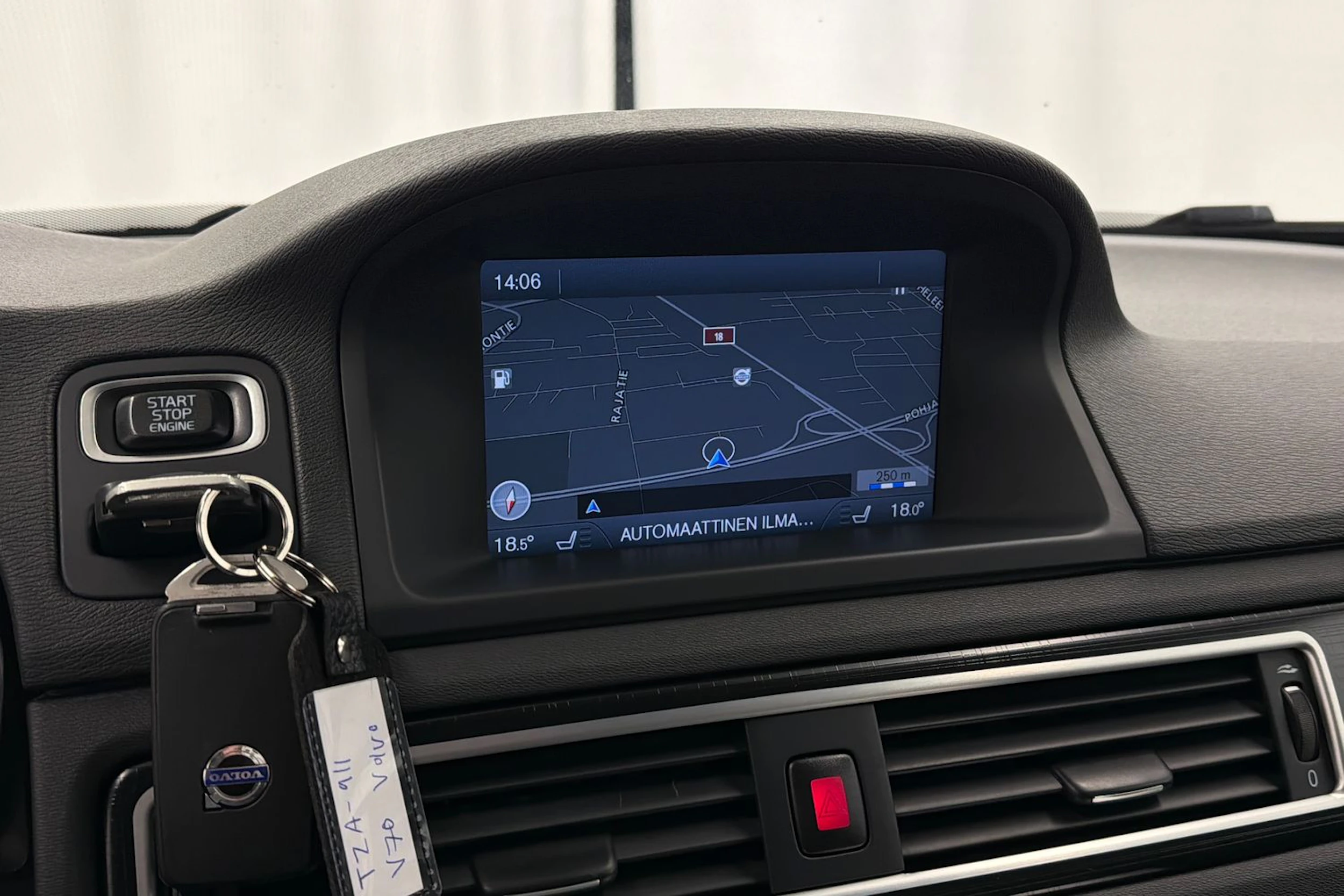 valkoinen Volvo V70 2014 kuva 19.
