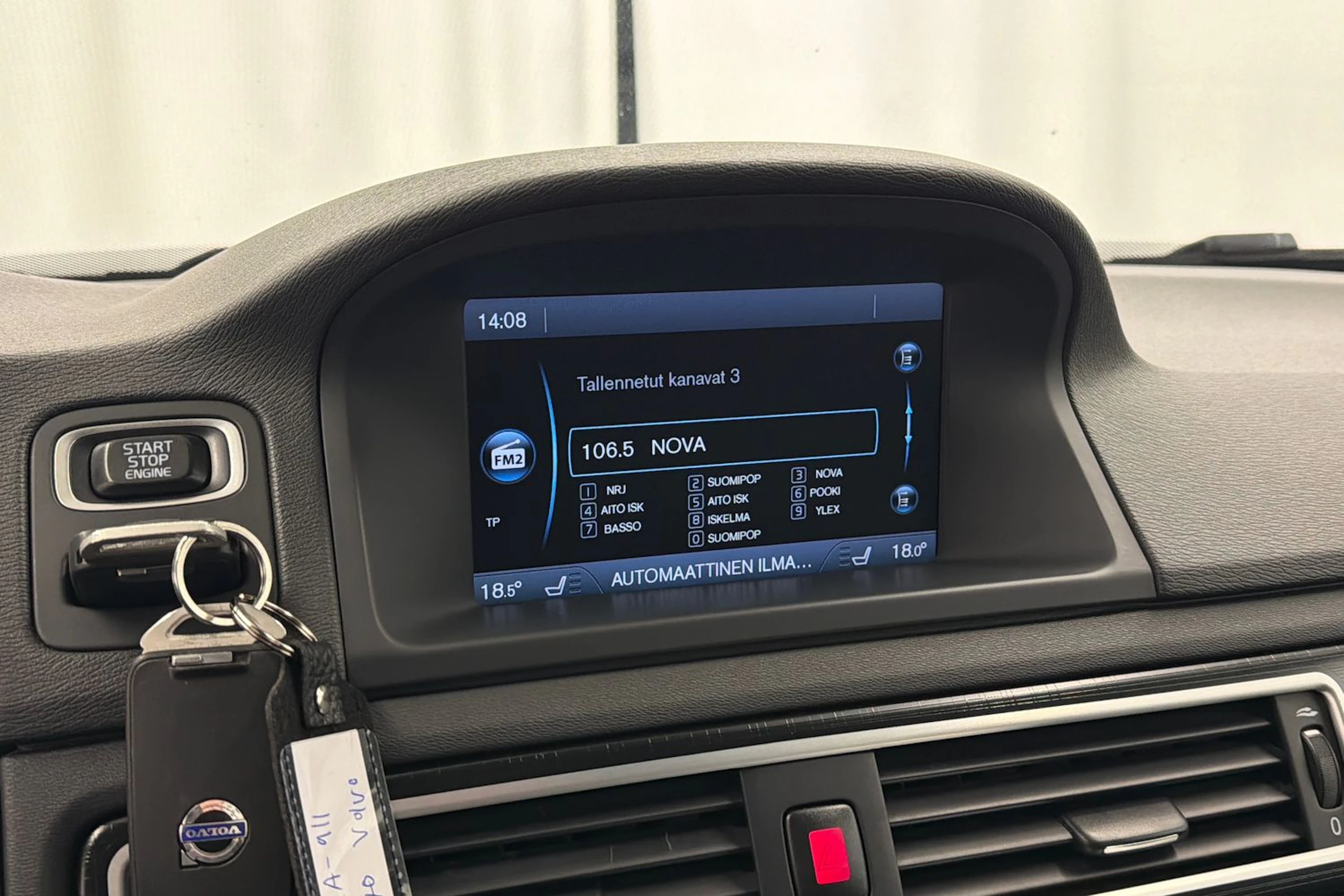 valkoinen Volvo V70 2014 kuva 20.