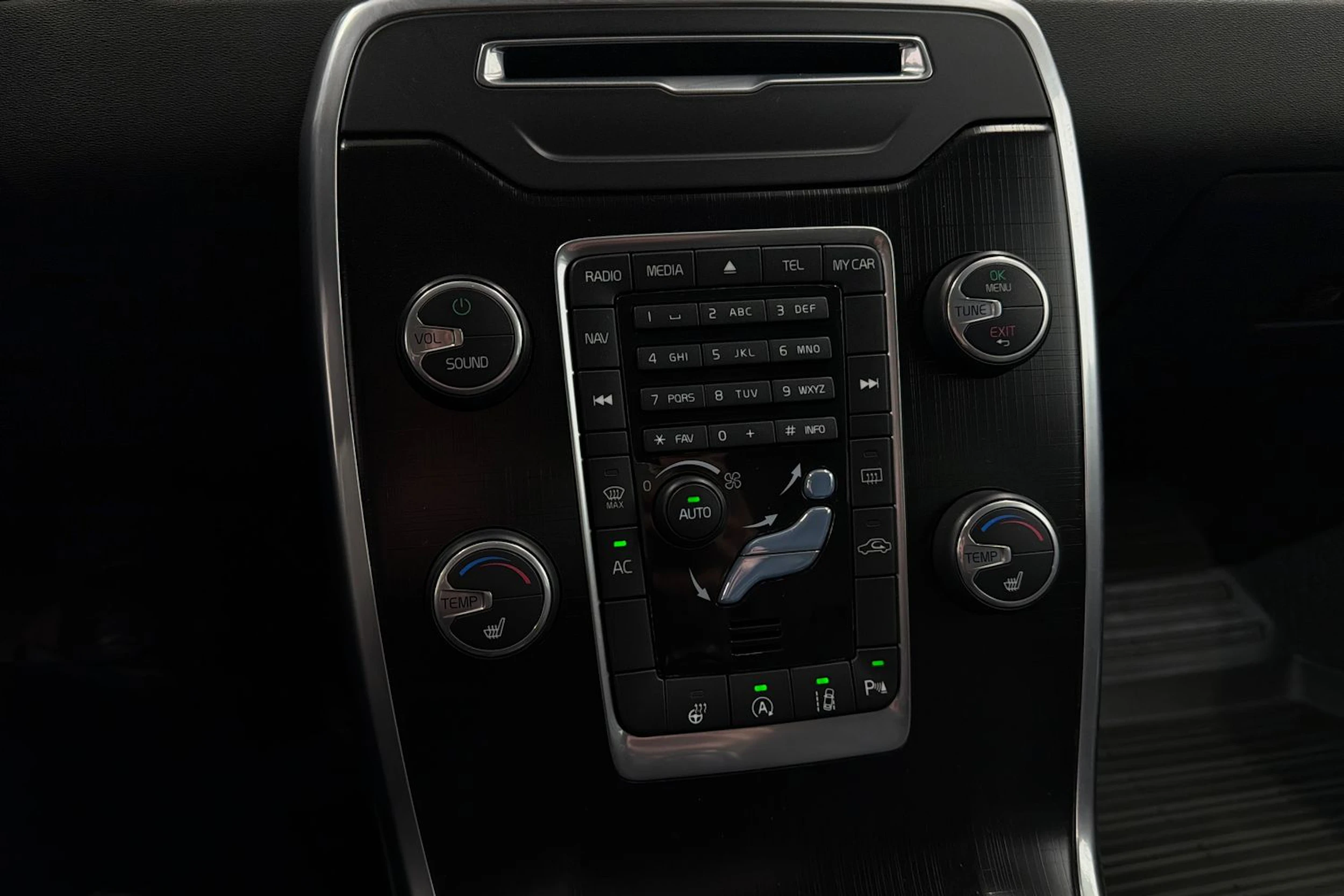 valkoinen Volvo V70 2014 kuva 22.