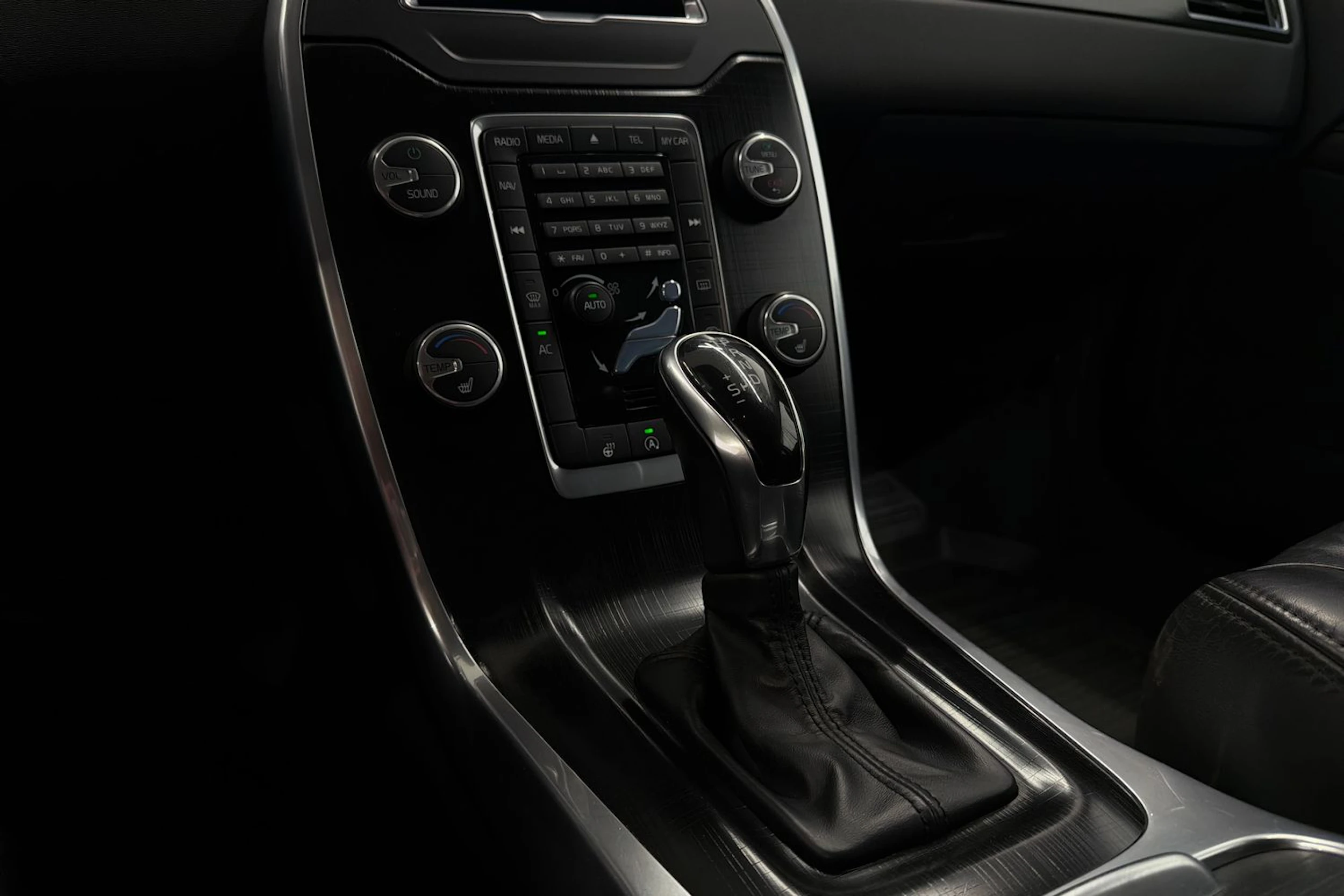 valkoinen Volvo V70 2014 kuva 23.