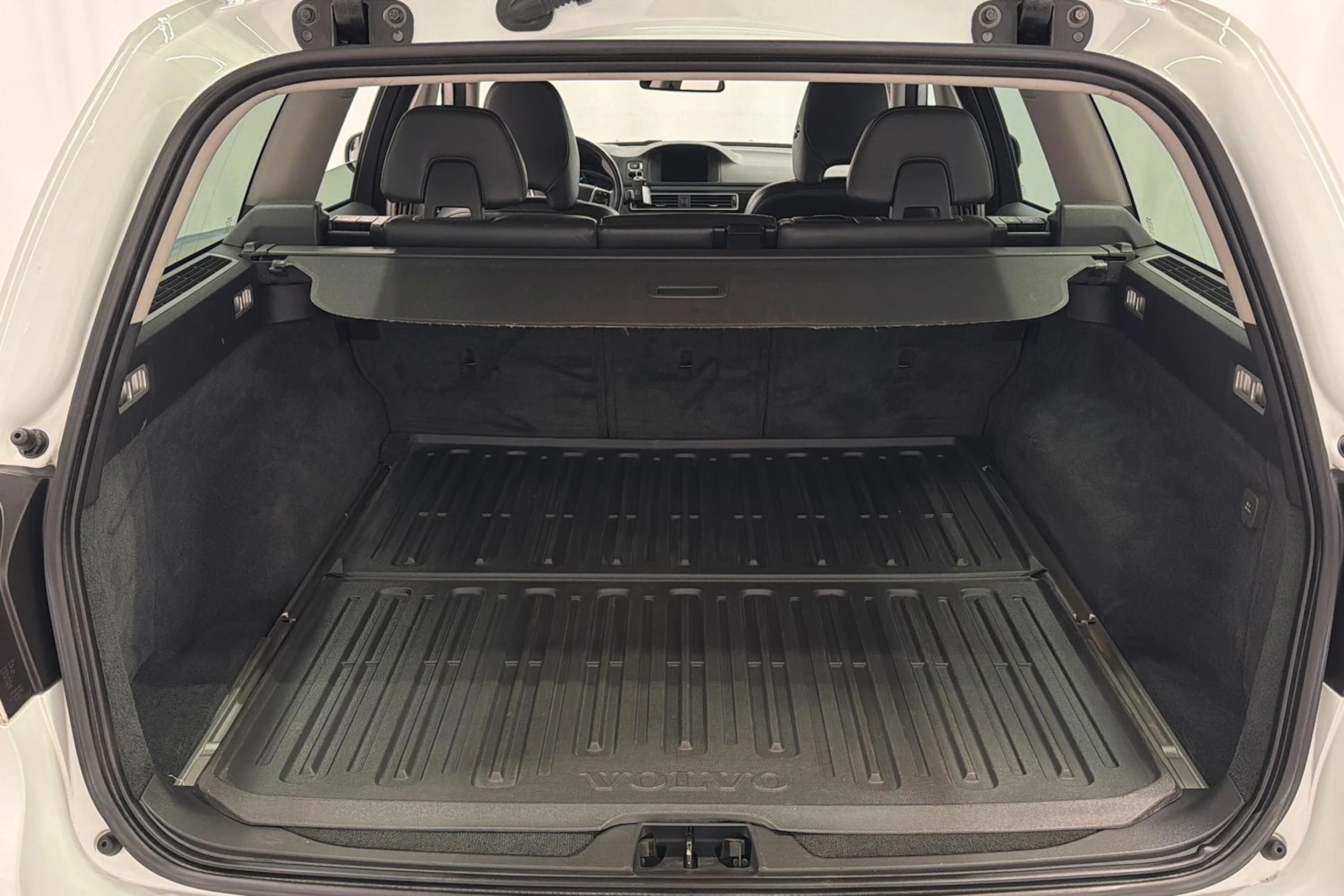 valkoinen Volvo V70 2014 kuva 24.