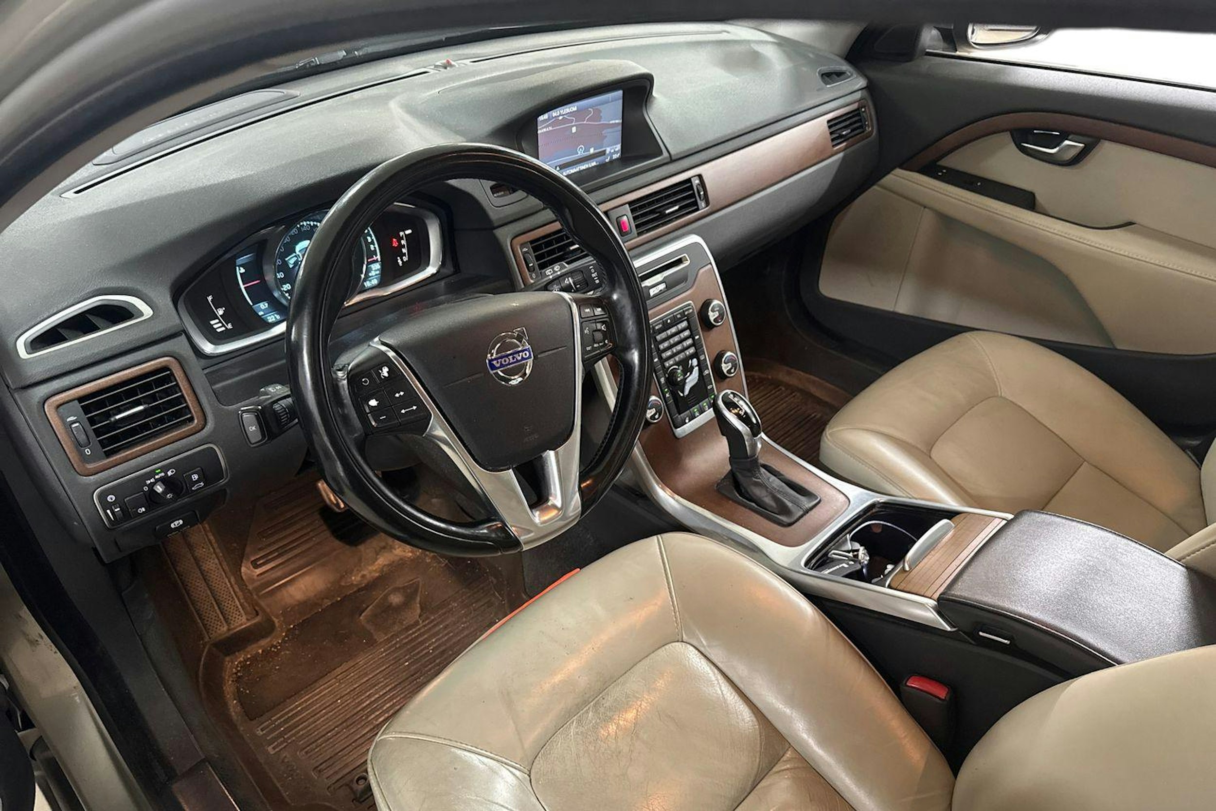 Ruskea (beige) Volvo V70 2014 kuva 3.