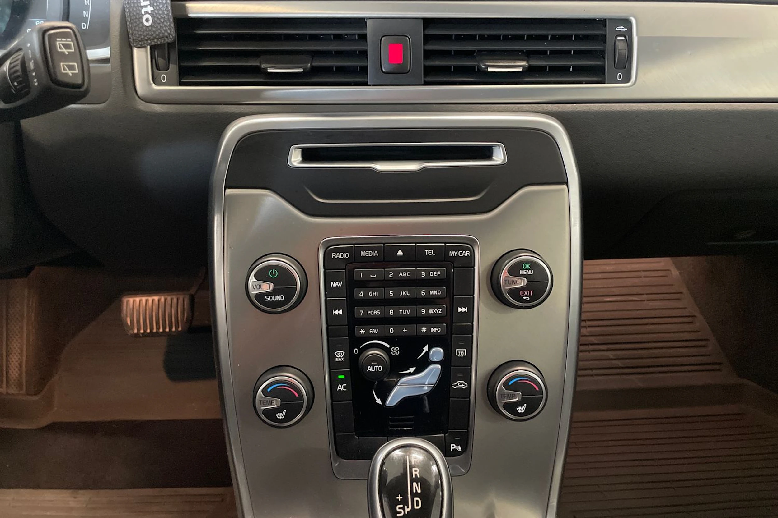 Ruskea (beige) Volvo V70 2014 kuva 22.