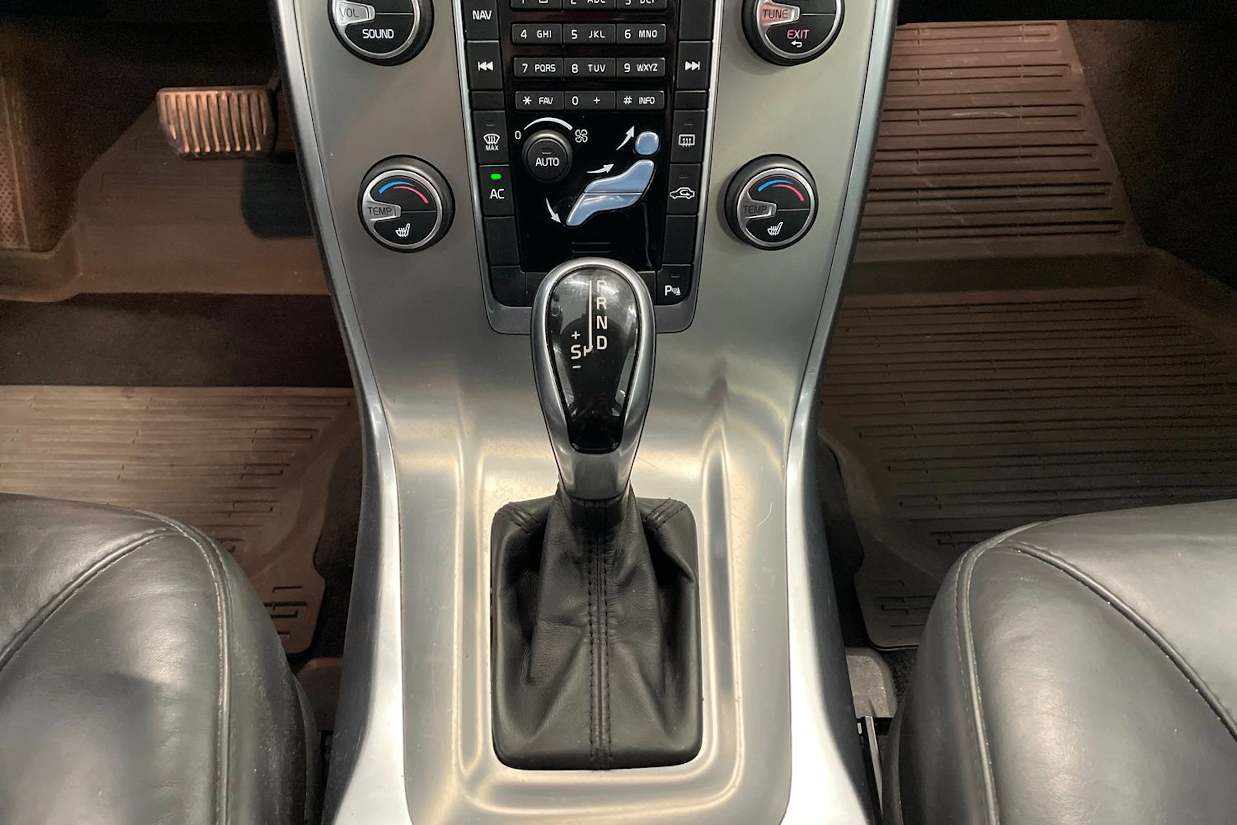 Ruskea (beige) Volvo V70 2014 kuva 23.