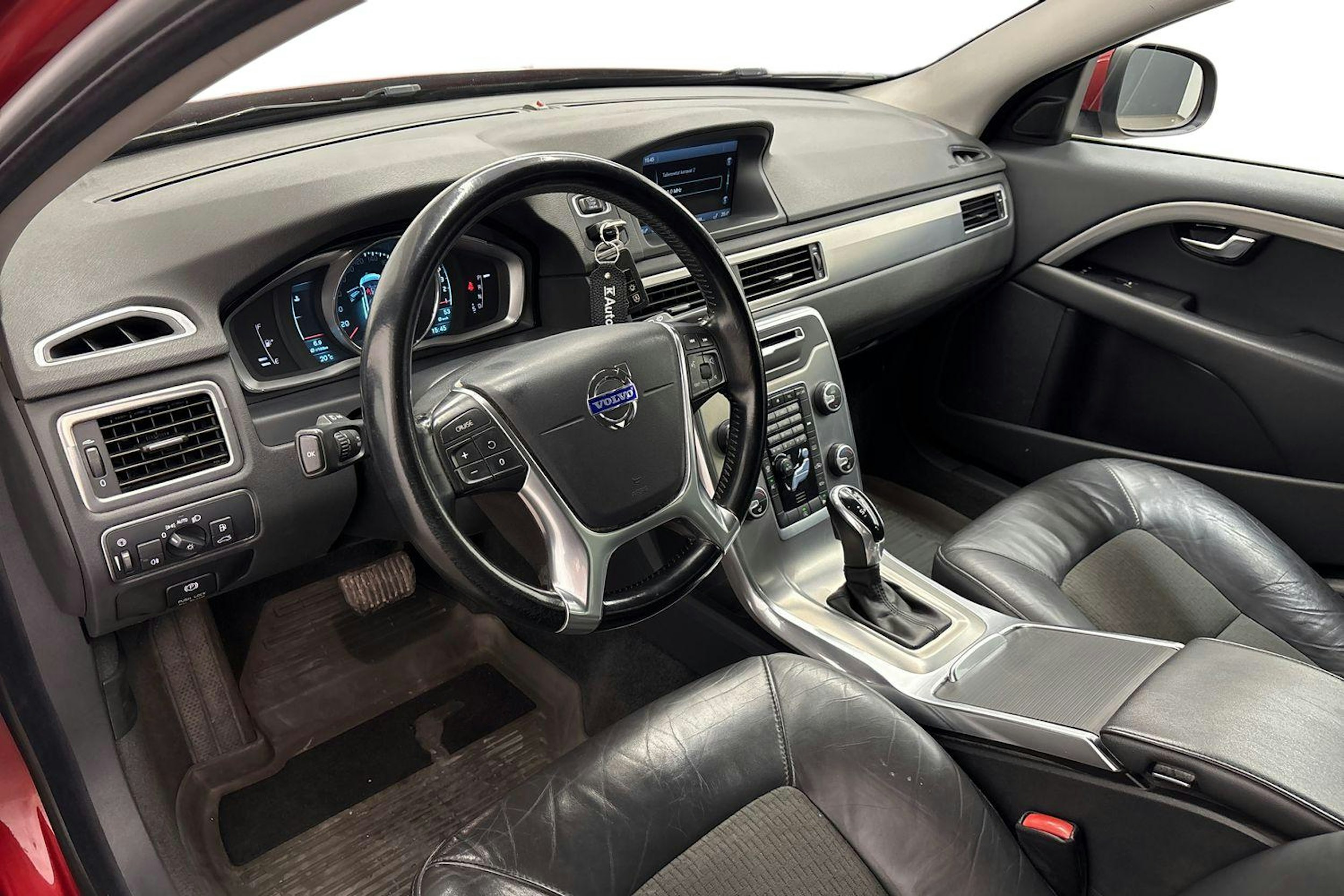 punainen Volvo V70 2014 kuva 7.