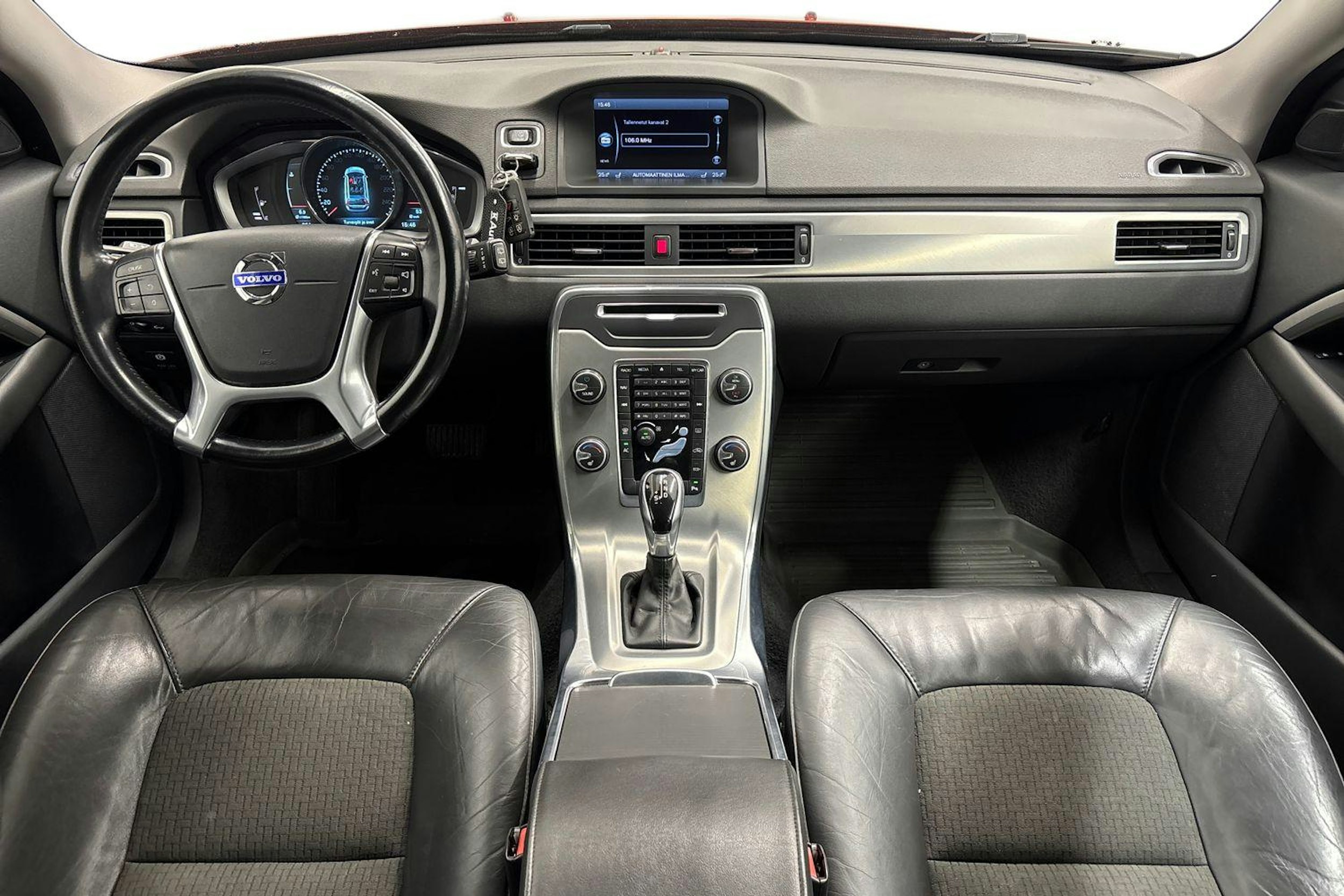 punainen Volvo V70 2014 kuva 9.