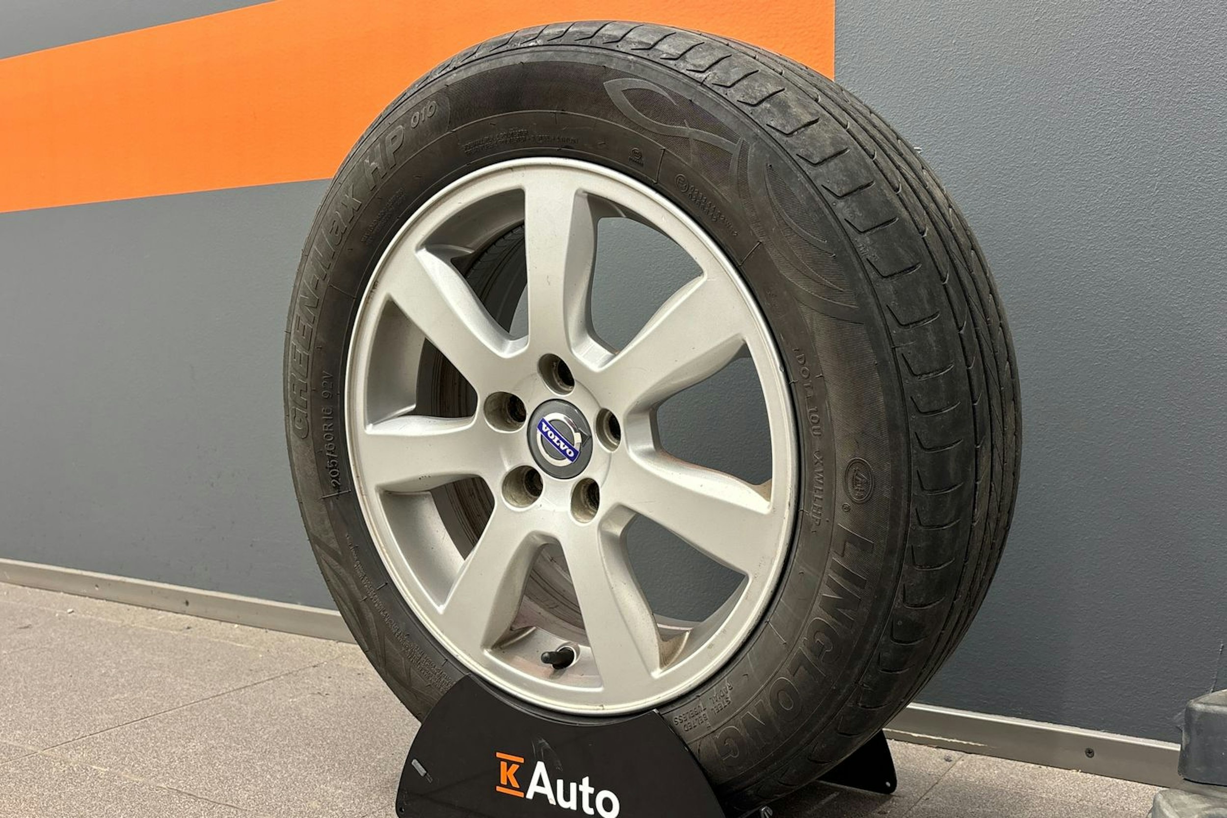 punainen Volvo V70 2014 kuva 13.