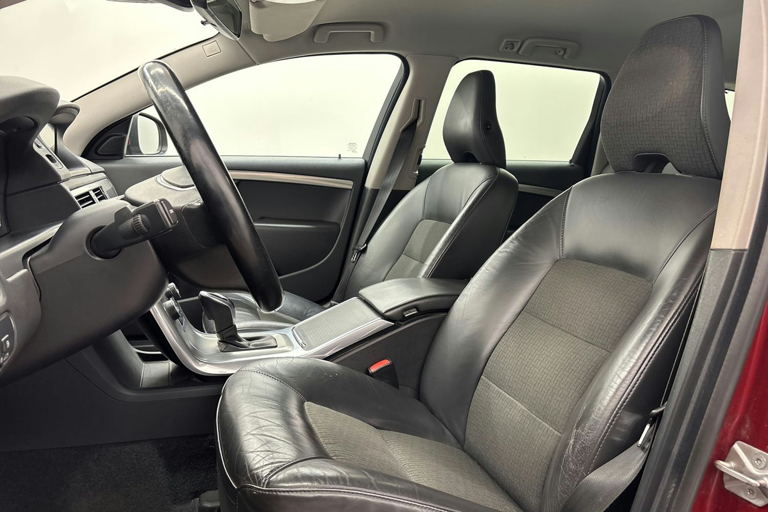 punainen Volvo V70 2014 kuva 14.