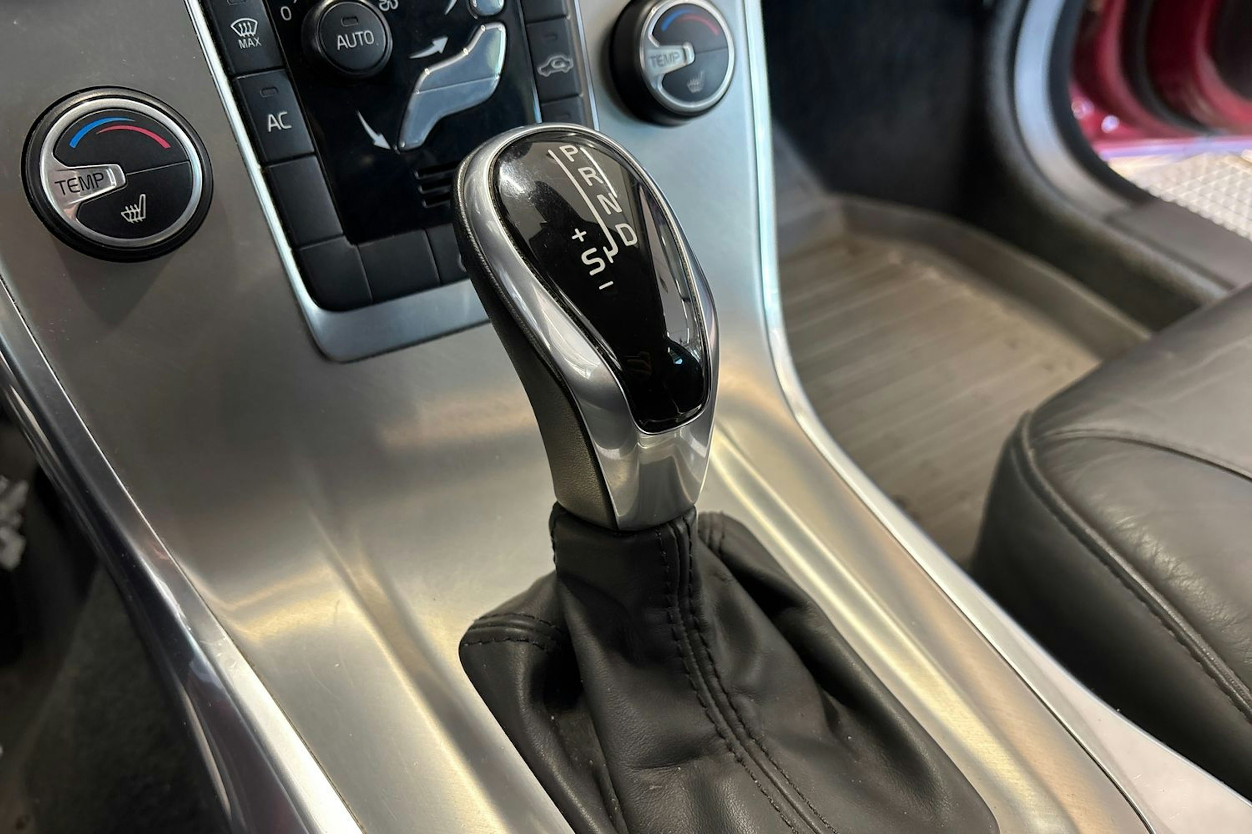 punainen Volvo V70 2014 kuva 18.