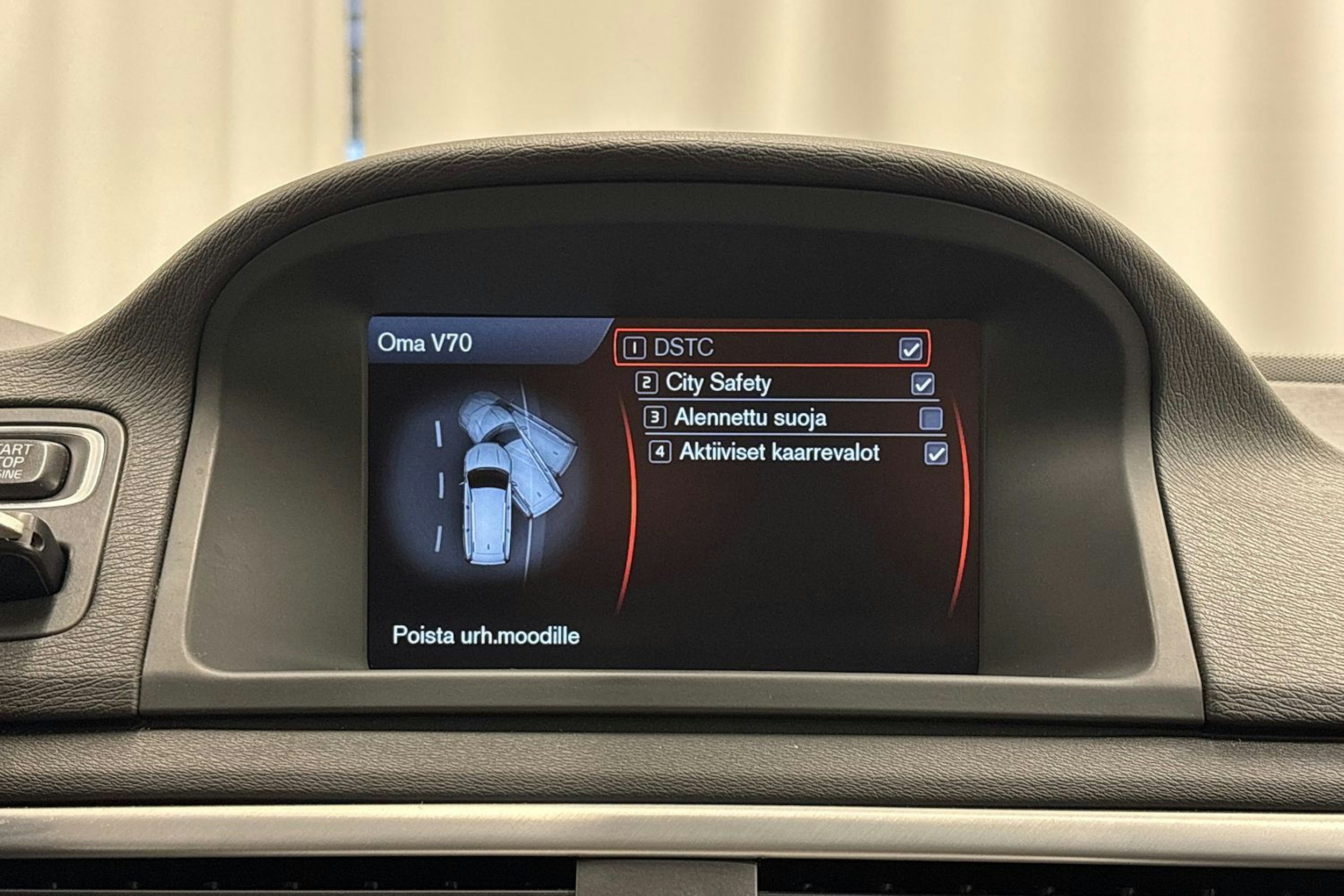 punainen Volvo V70 2014 kuva 19.