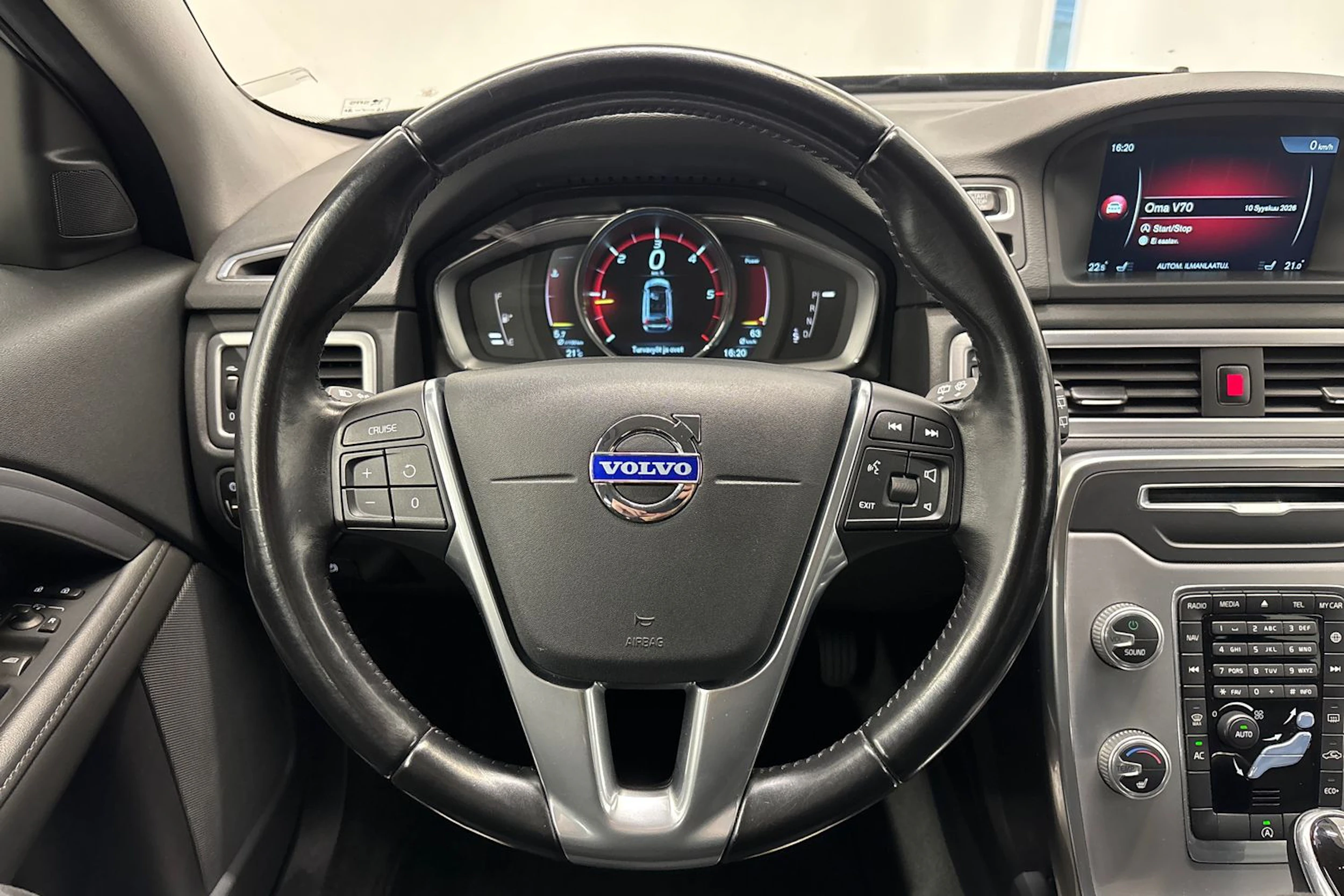 musta Volvo V70 2015 kuva 11.