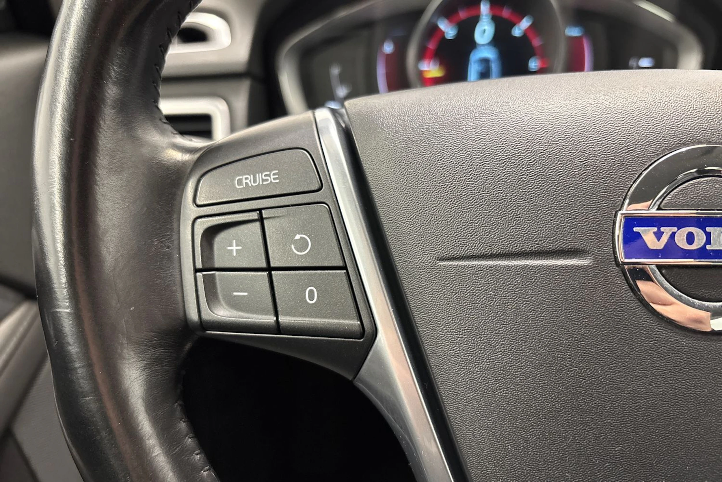 musta Volvo V70 2015 kuva 12.